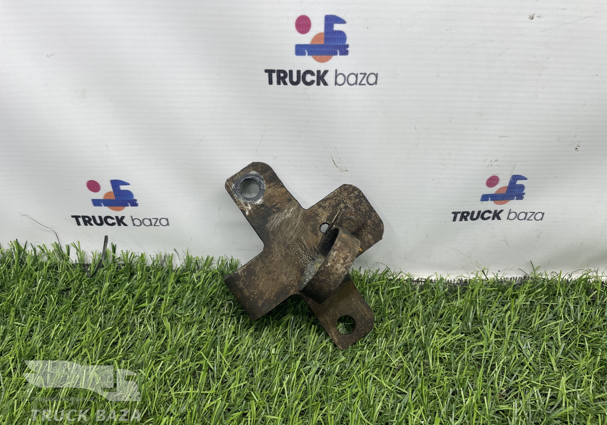 2069568 Кронштейн насоса отопителя