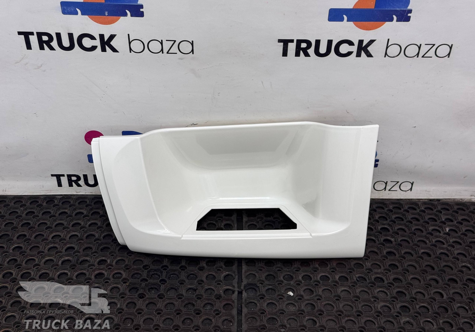 1642682 Корпус подножки левой