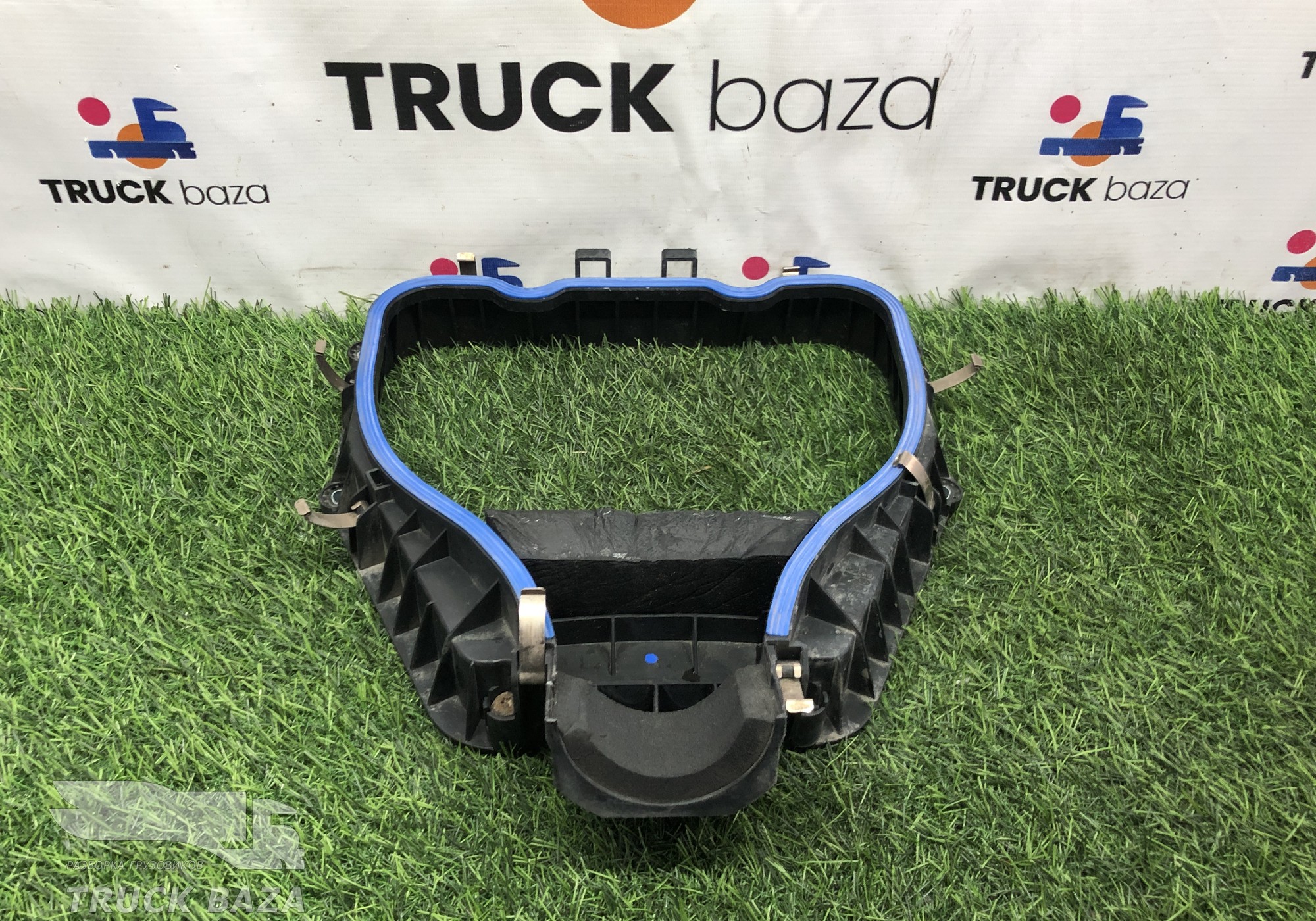 1736908 Рамка кожуха проводов