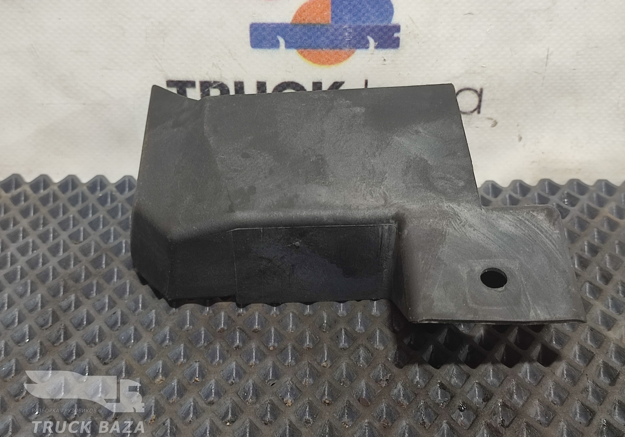 81612430119 Кронштейн крепления накладки крыла