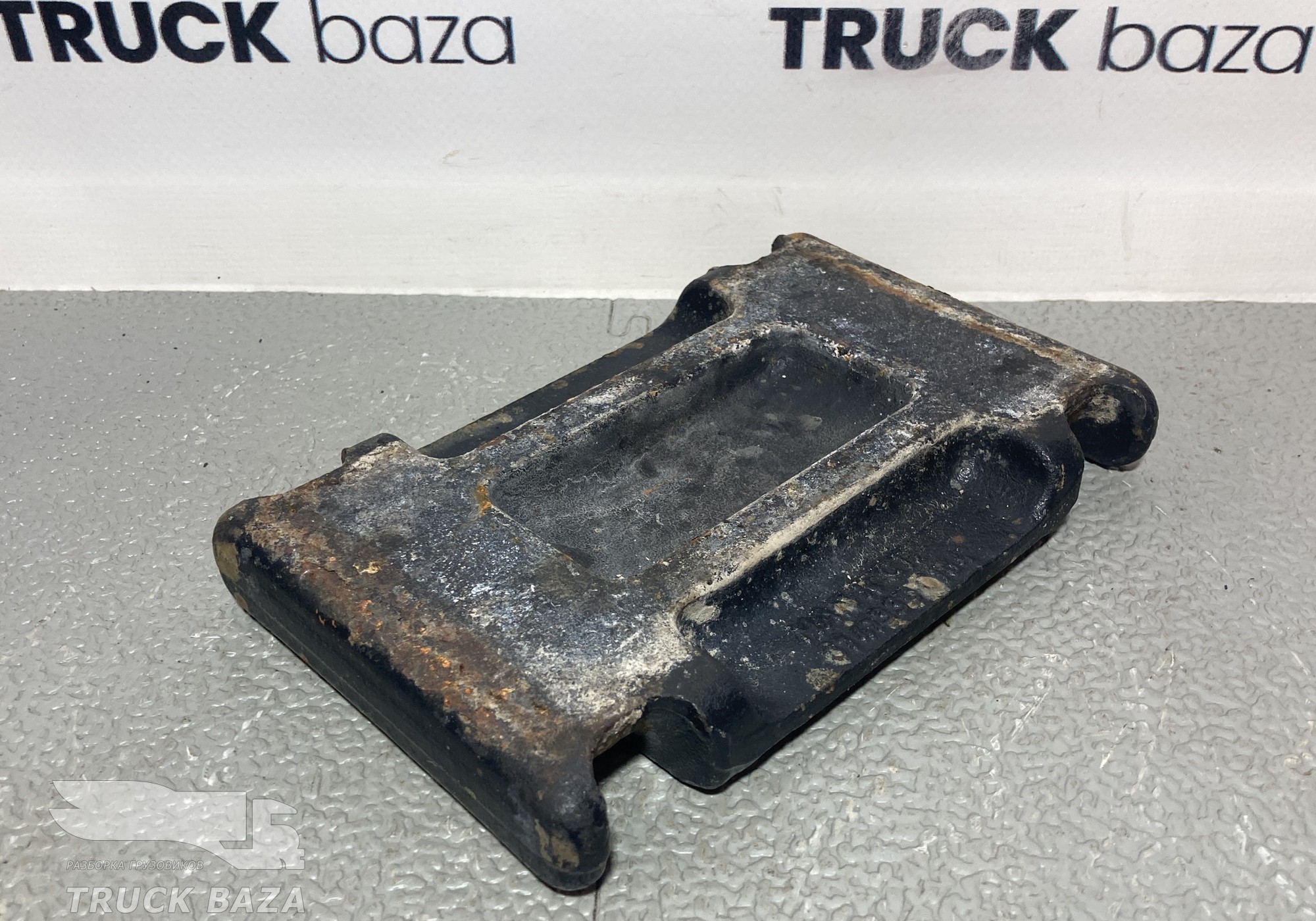 81413350164 Проставка передней рессоры