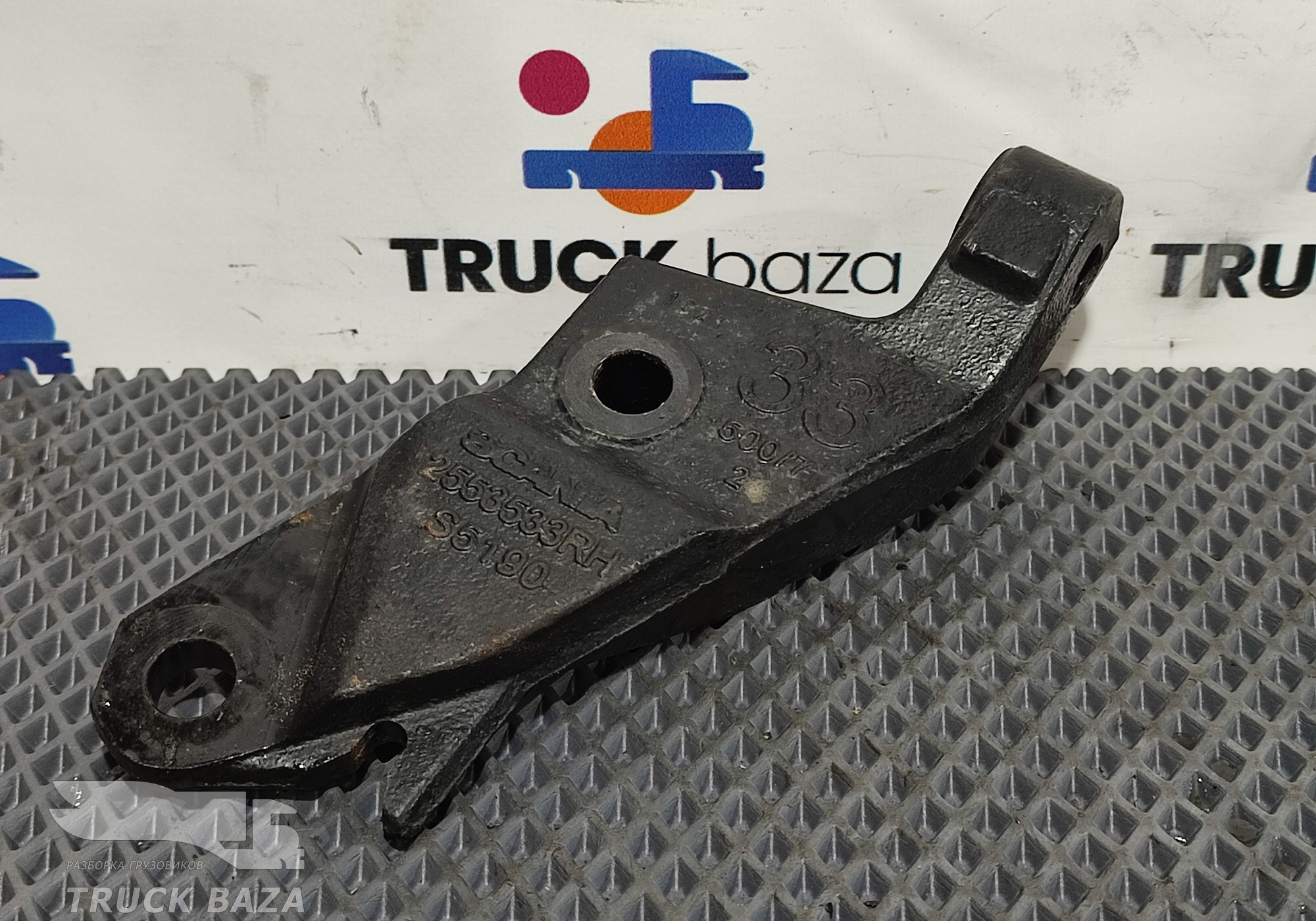 2553533 Кронштейн передней рессоры правый