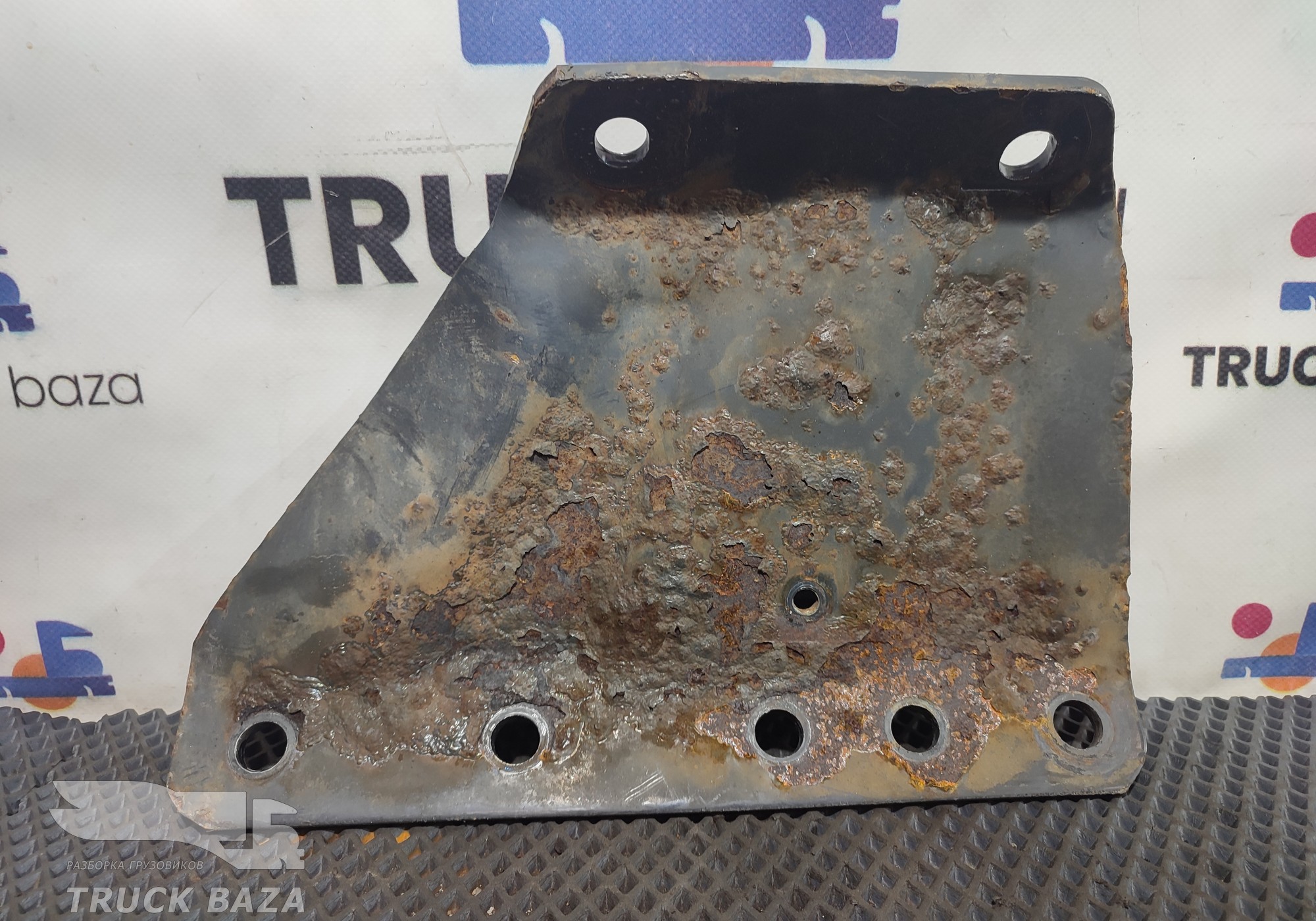 1906525 Кронштейн траверсы передний левый