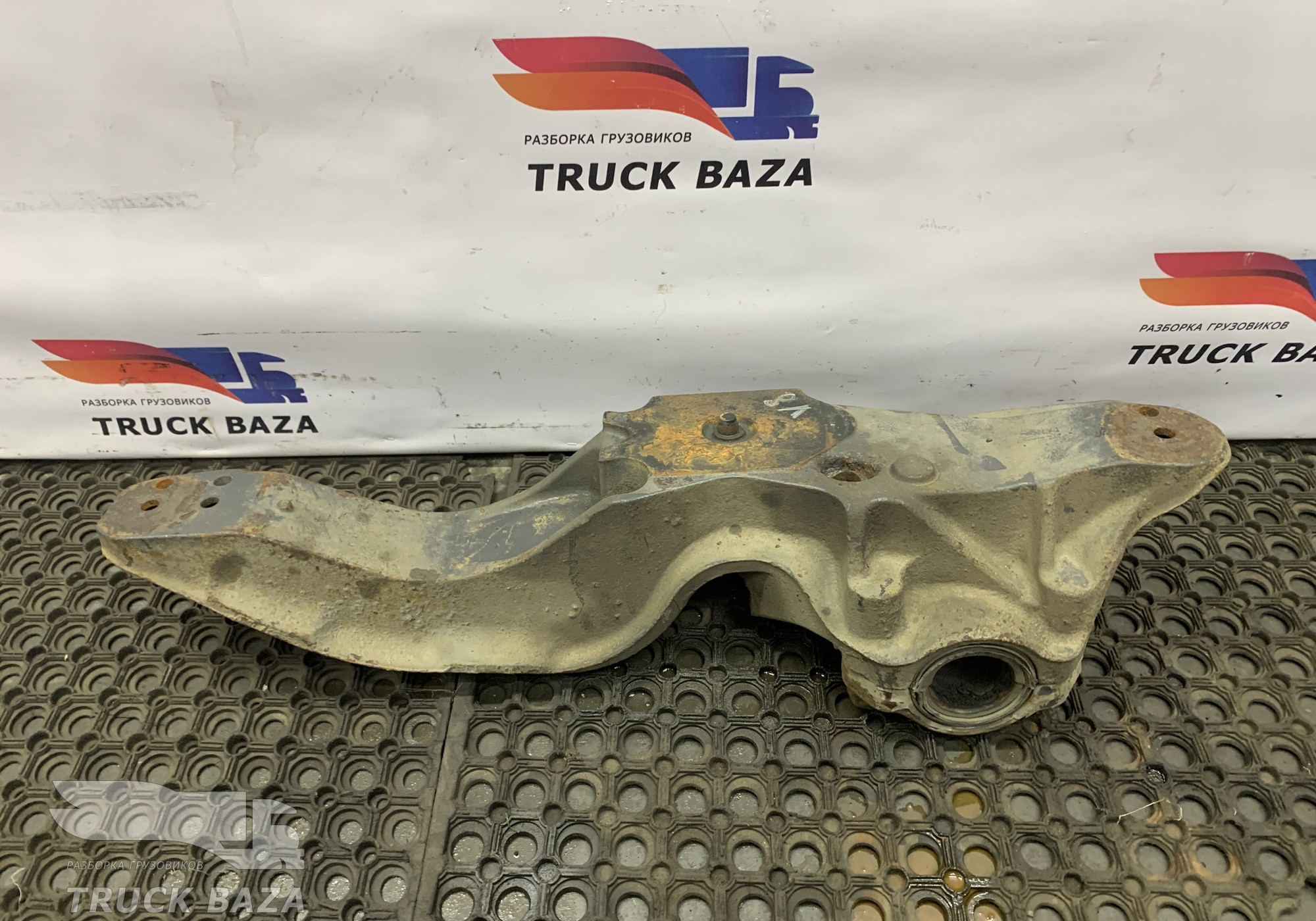 21196819 Кронштейн пневморессоры левый