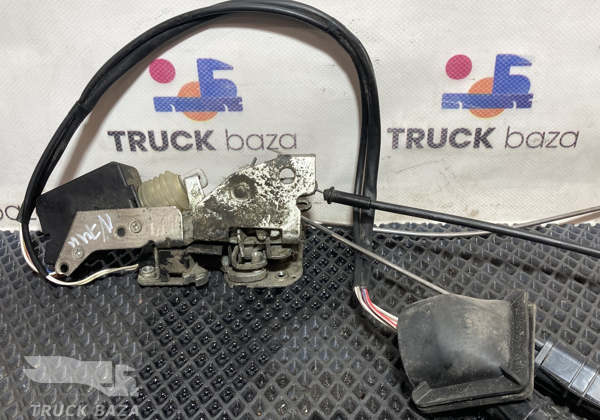 81626806148 Замок двери правый для Man