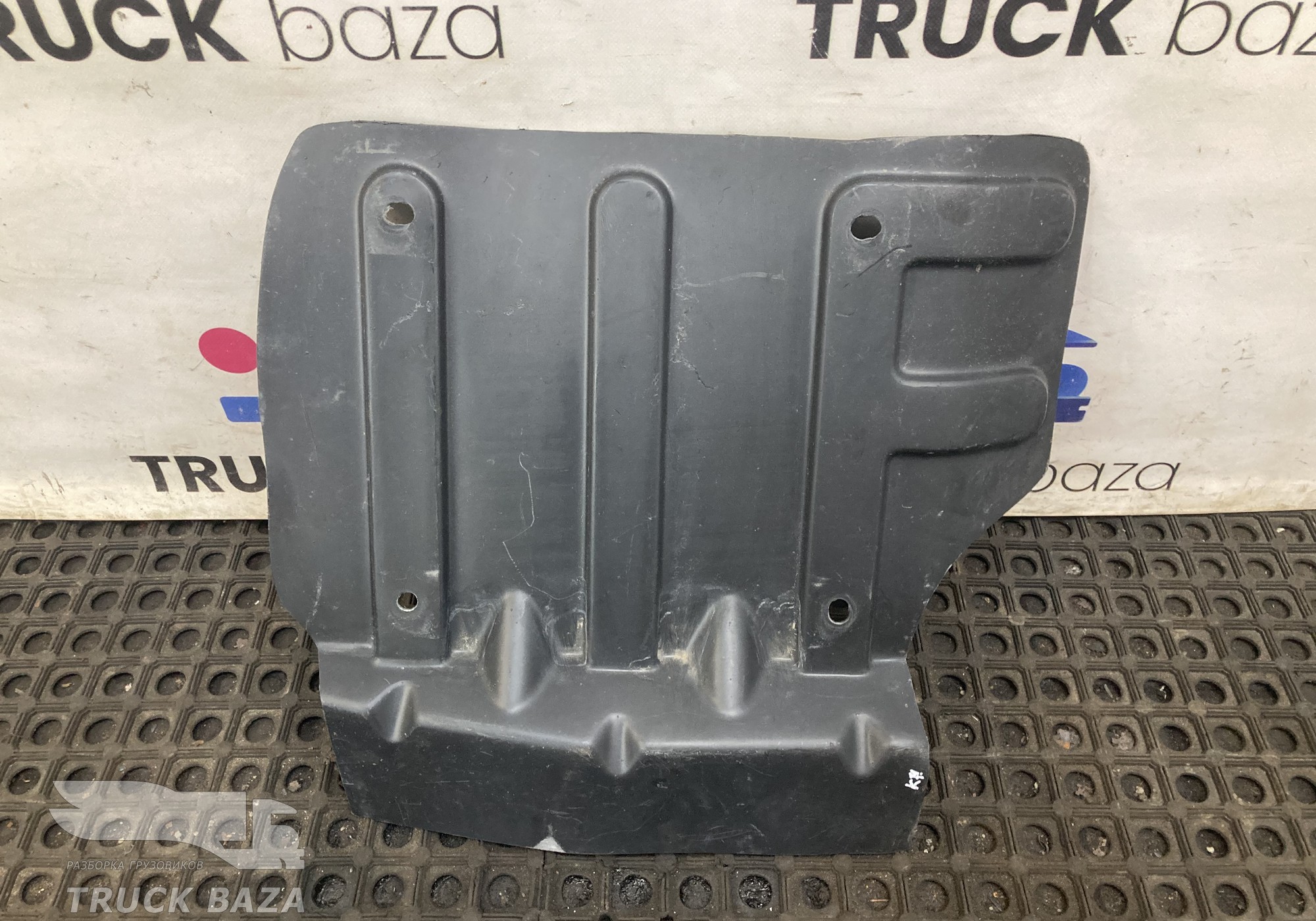 549018403123 Накладка подножки левой для КАМАЗ 54901