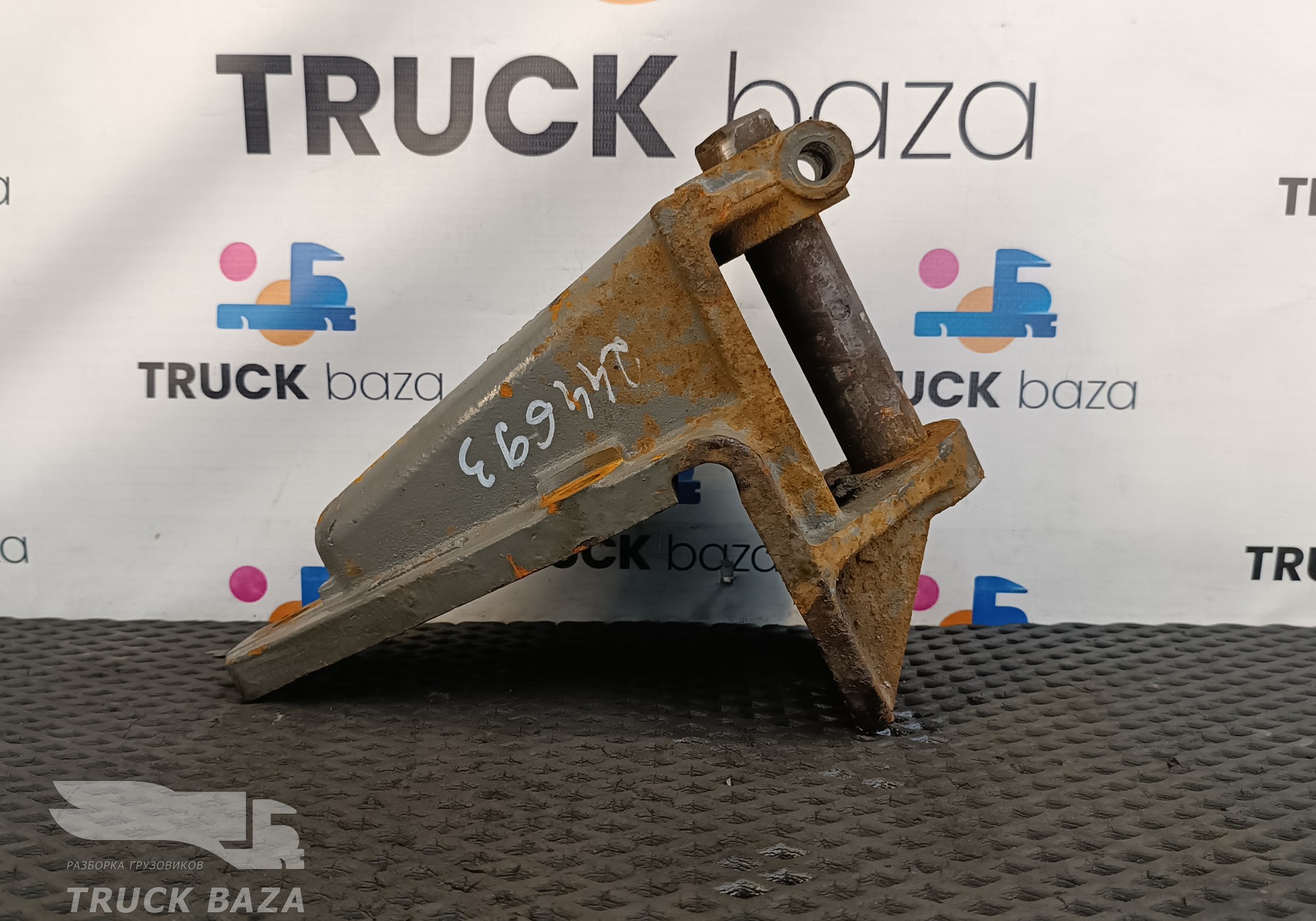 Кронштейн передней рессоры для Sinotruk Howo HW76