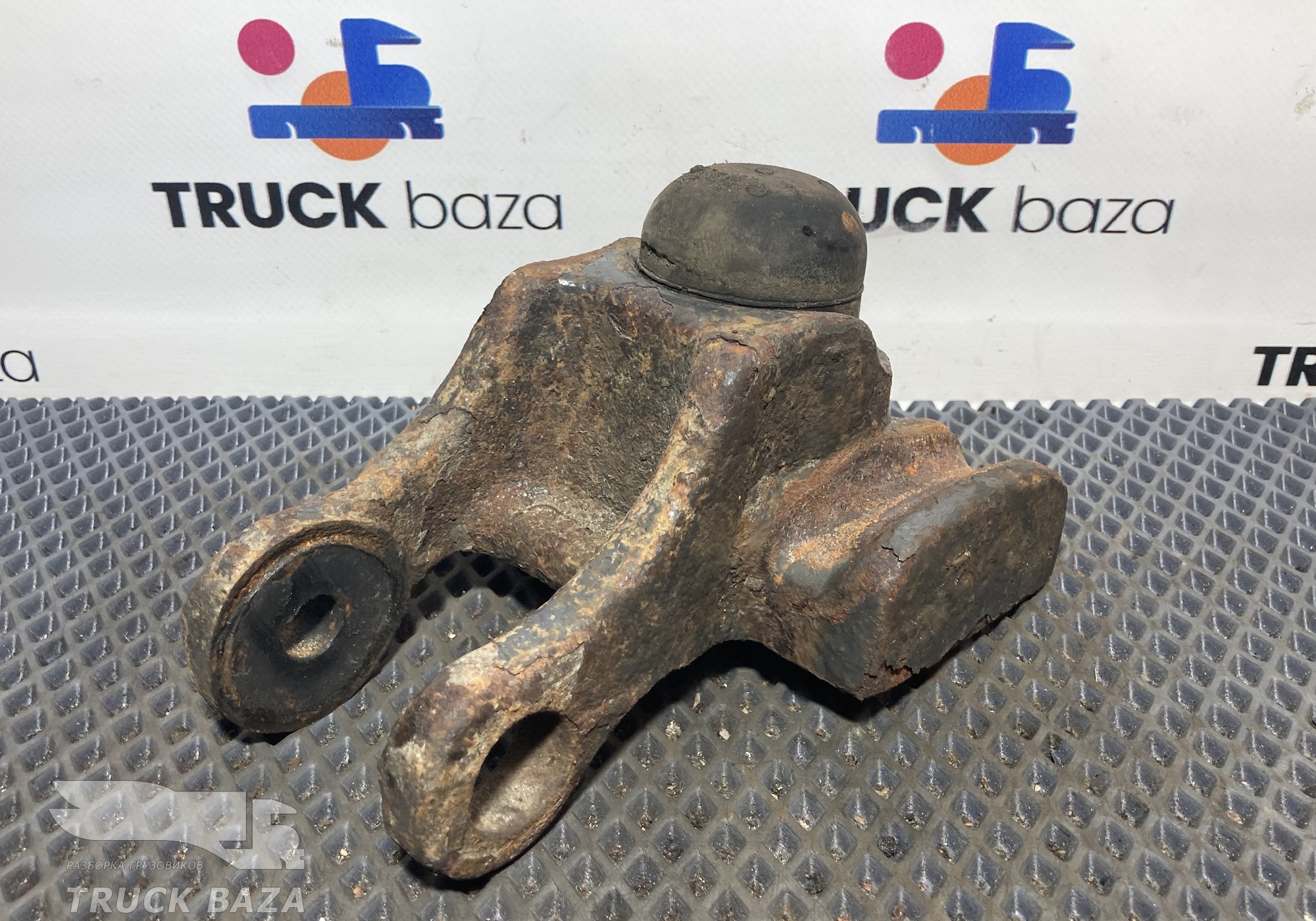 1490090 Кронштейн амортизатора переднего