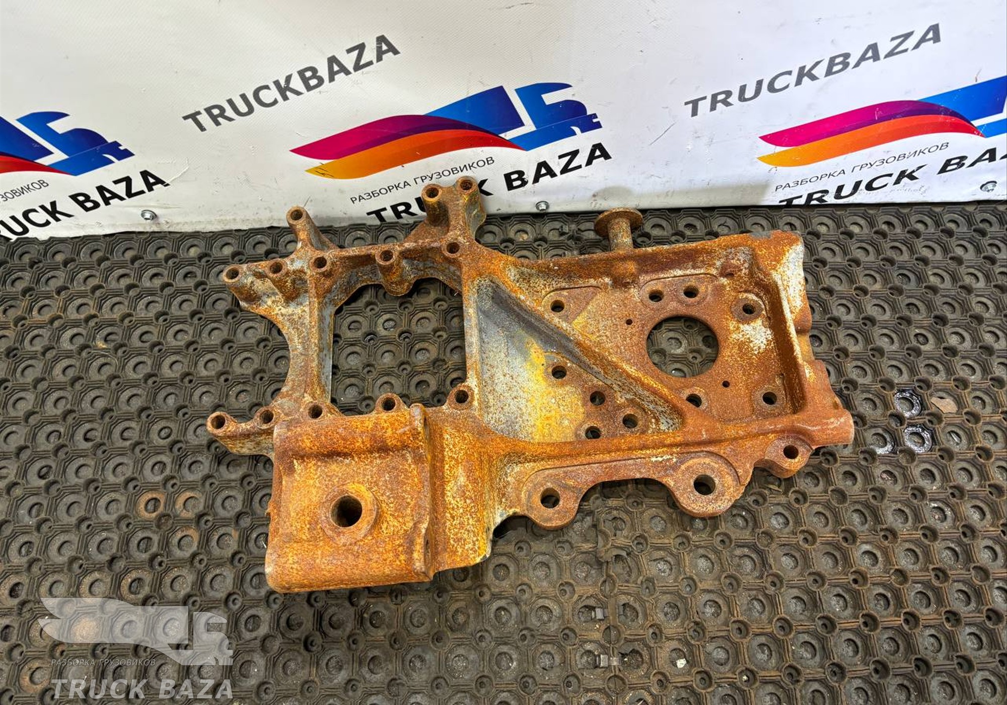81413133013 Кронштейн рессоры передней левой для Man TGA