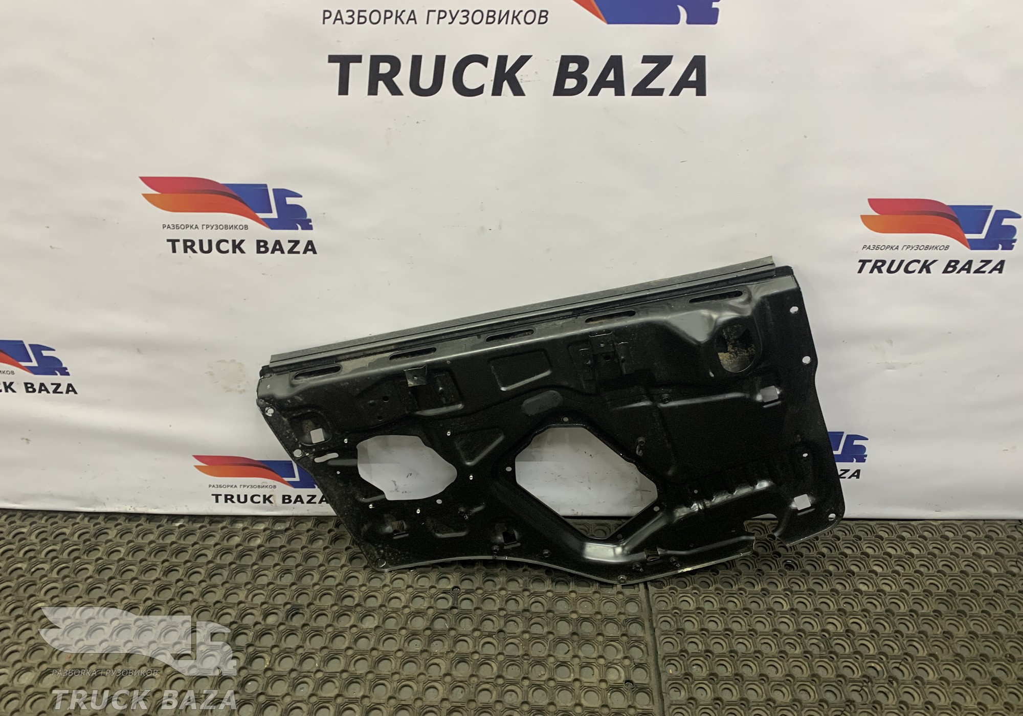 1724879 Панель двери левой