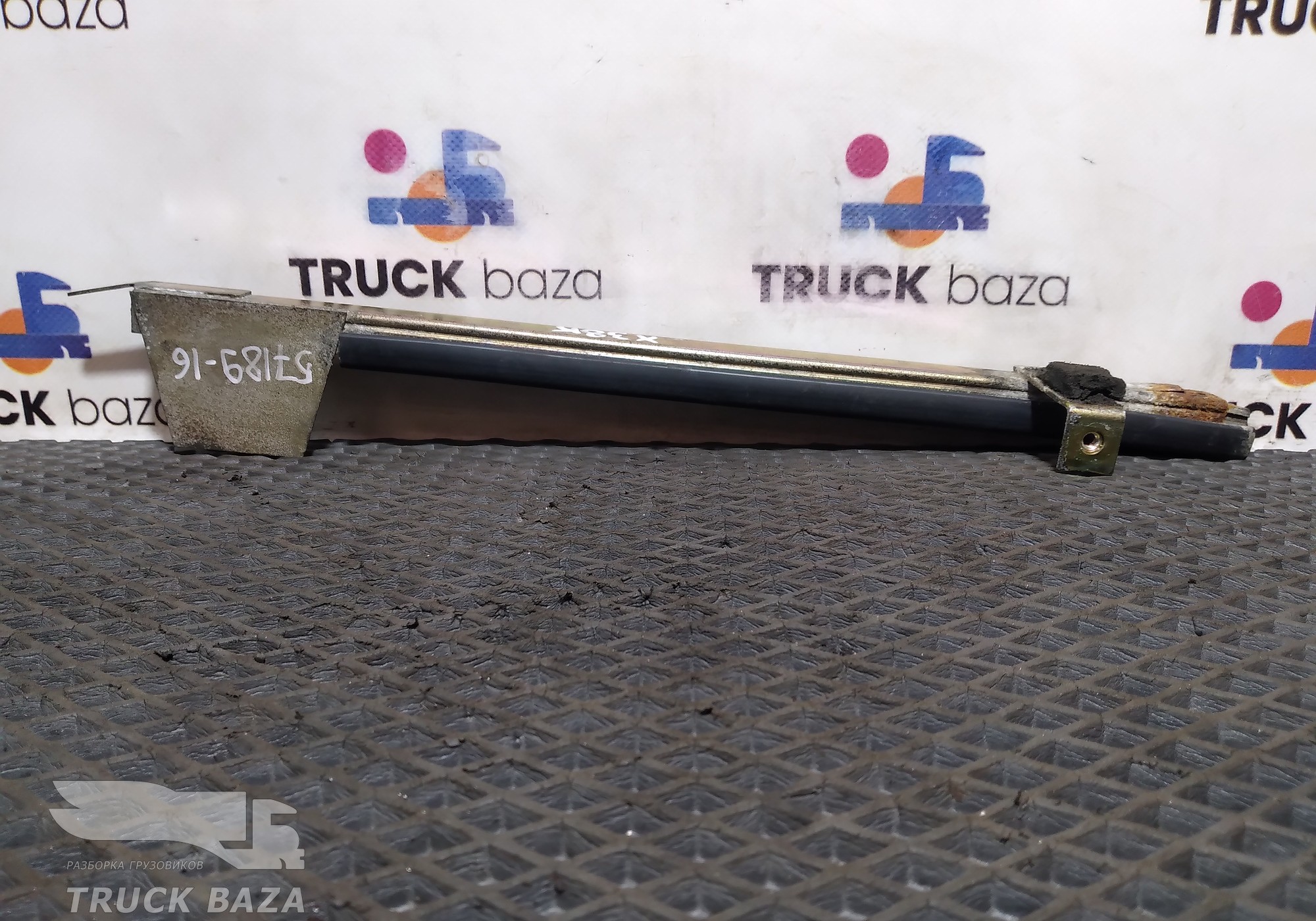 1389192 Направляющая стекла двери правой для Daf XF105
