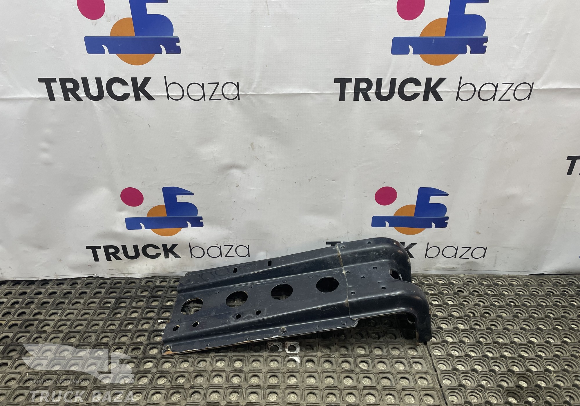 81612435430 Кронштейн крыла переднего