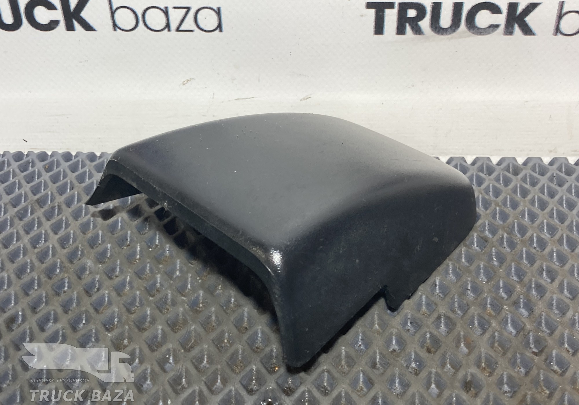 1456918 Крышка дверной петли правой