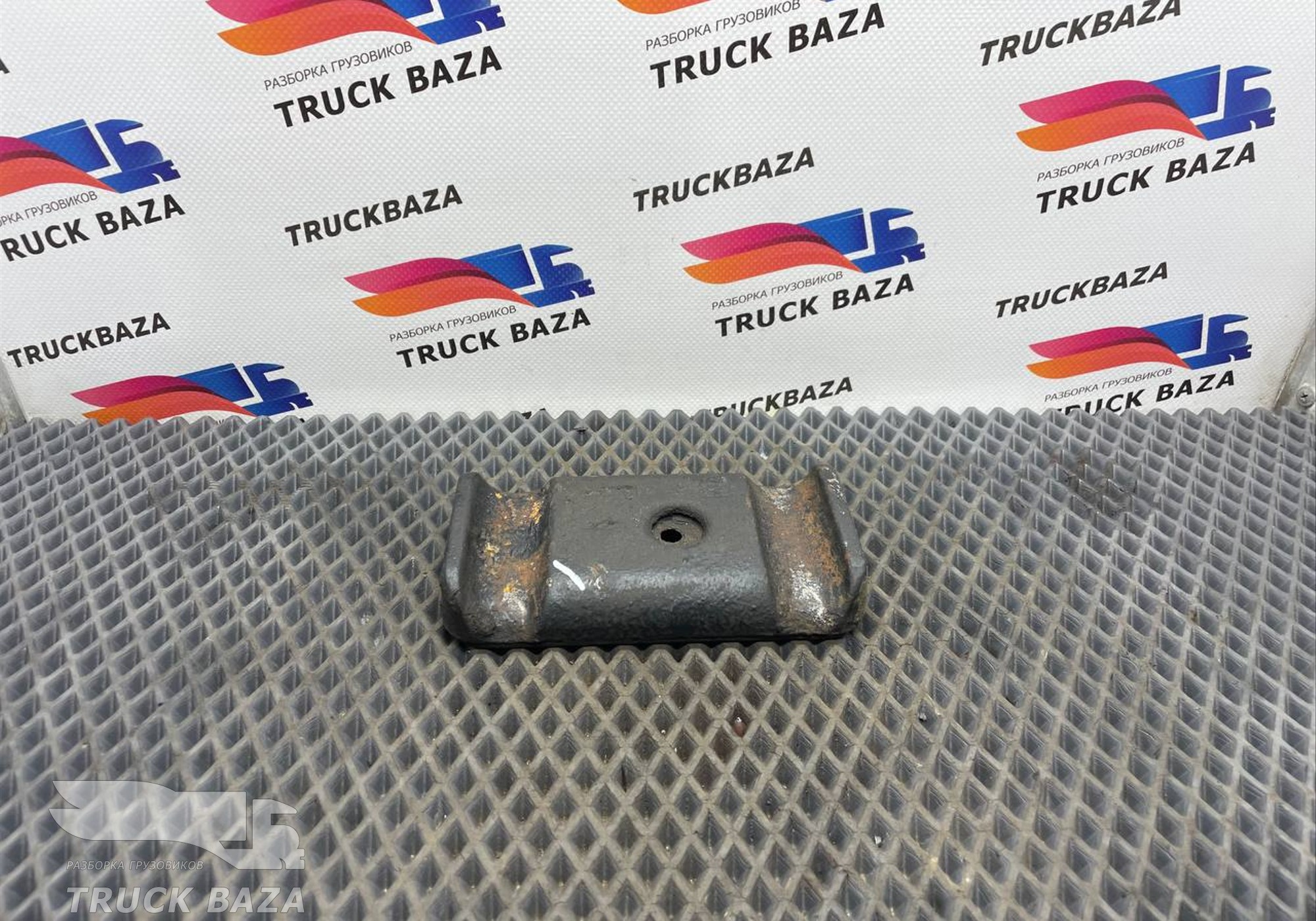 651152902412 Проставка стремянки рессоры для КАМАЗ 54901