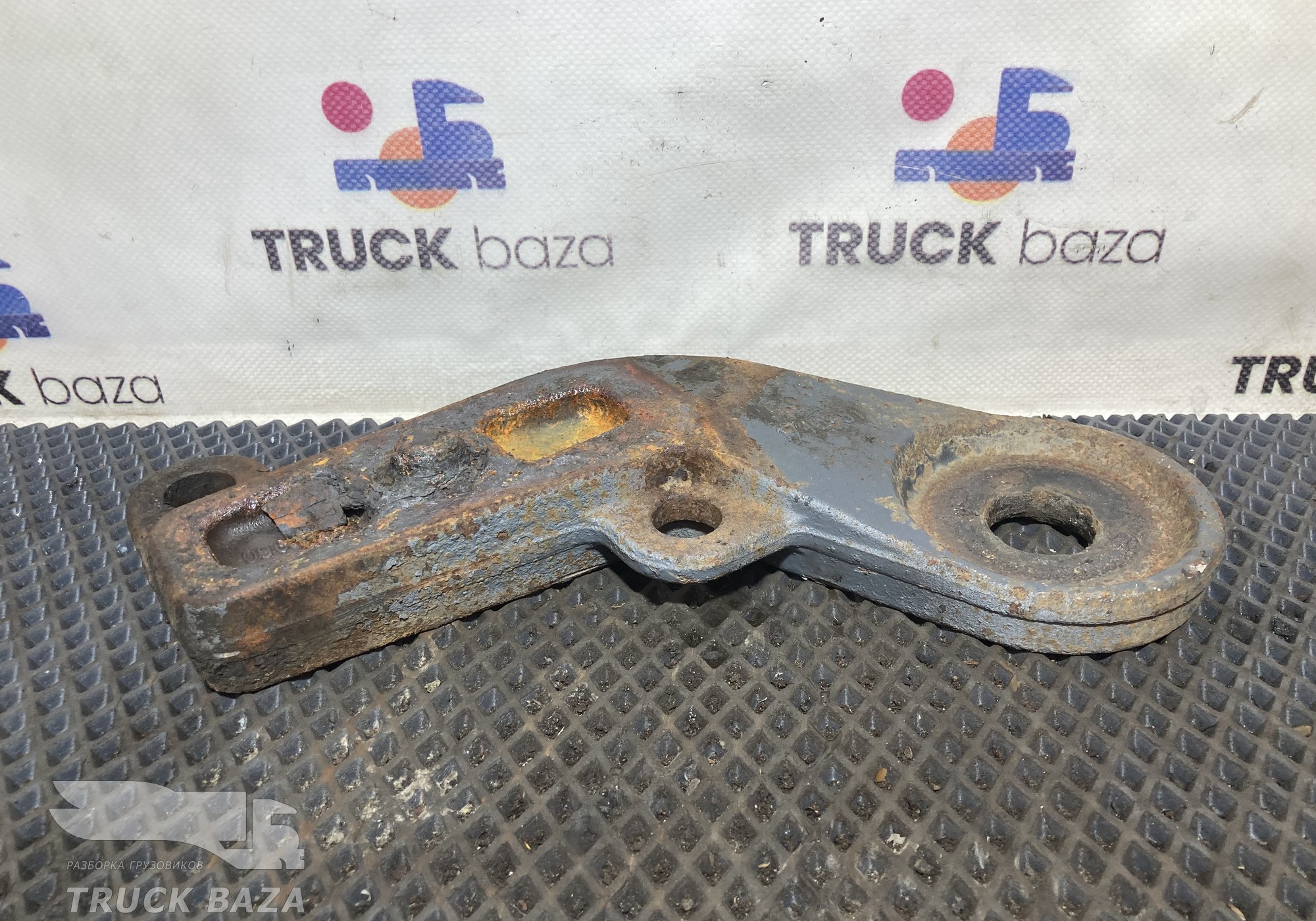 1740951 Кронштейн переднего амортизатора правый