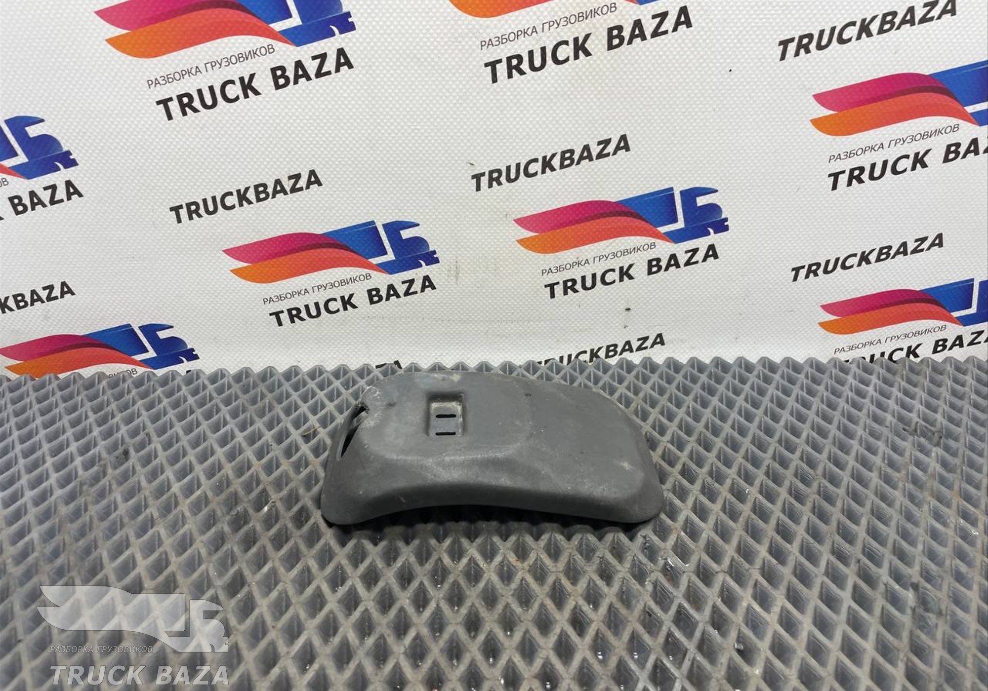 1365701 Крышка крепления хомута топливного бака для Scania 5-series G (с 2004 по 2016)