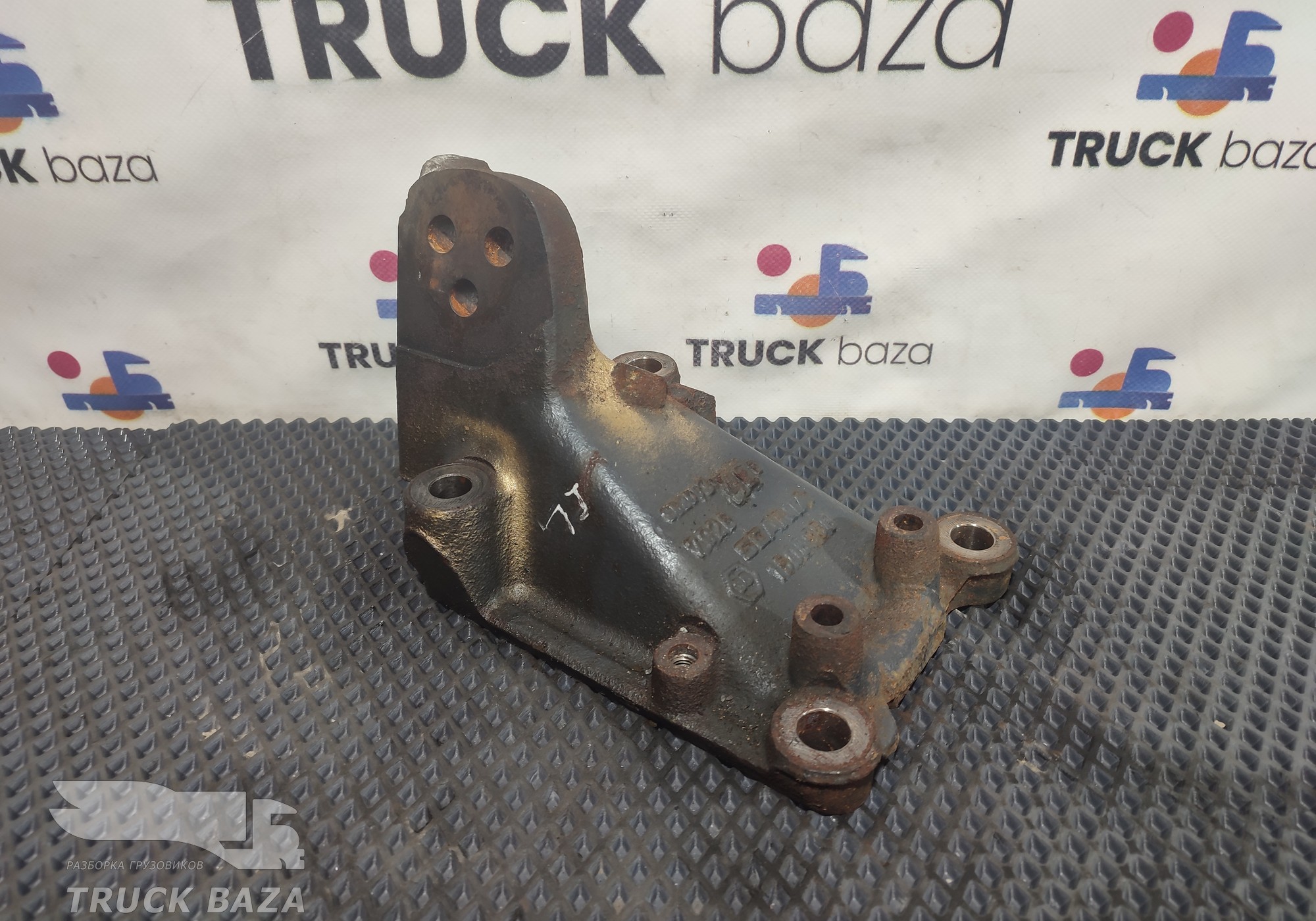 1757738 Кронштейн двигателя передний левый