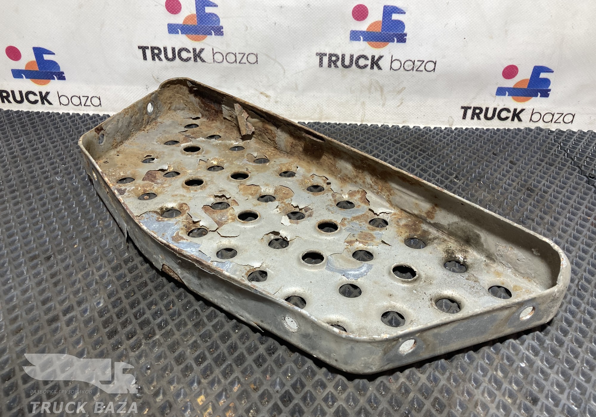 810W615110001 Ступенька подножки нижняя