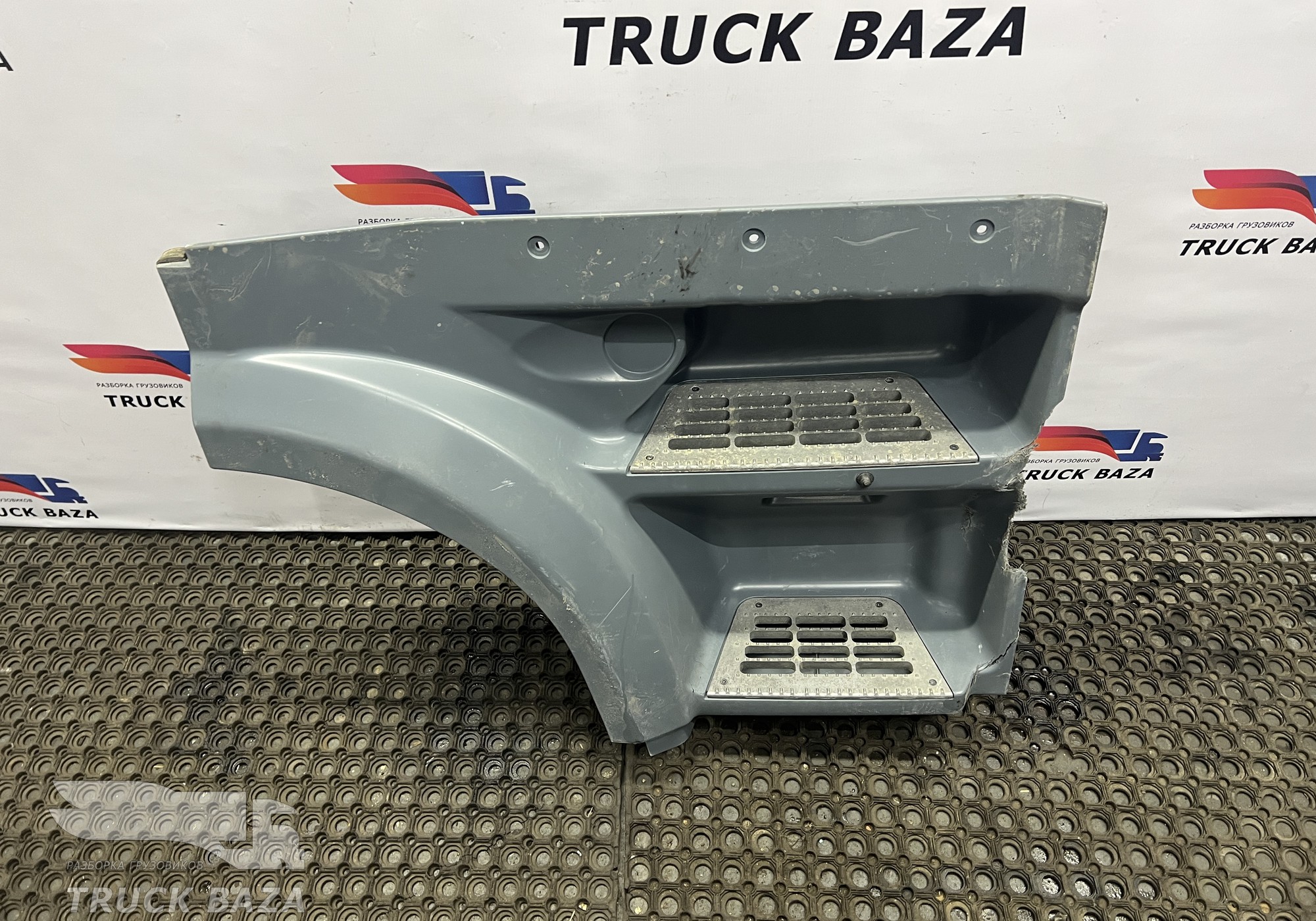 1836305 Корпус подножек правый