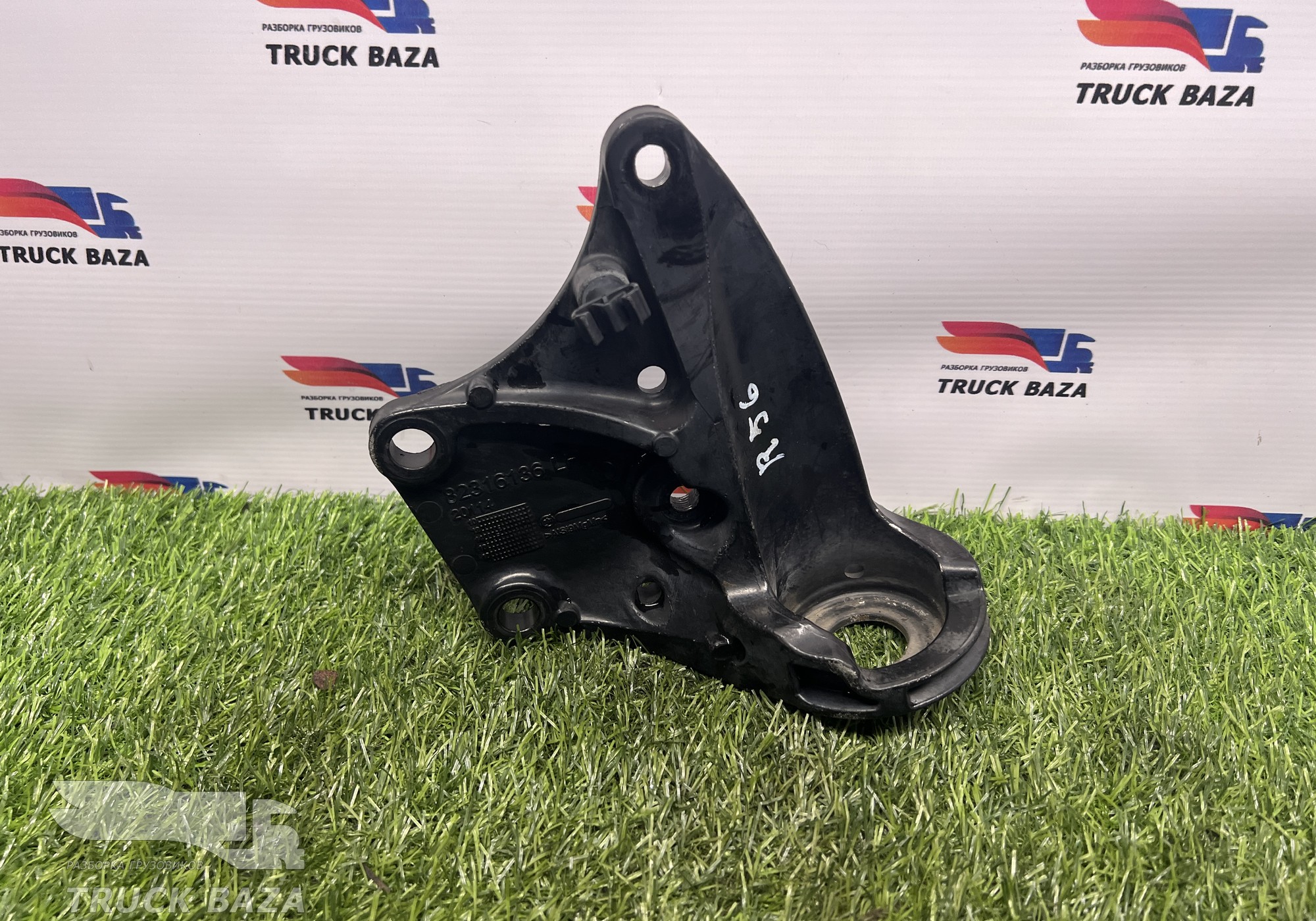 82316136 Кронштейн амортизатора кабины левый для Renault T (с 2013)