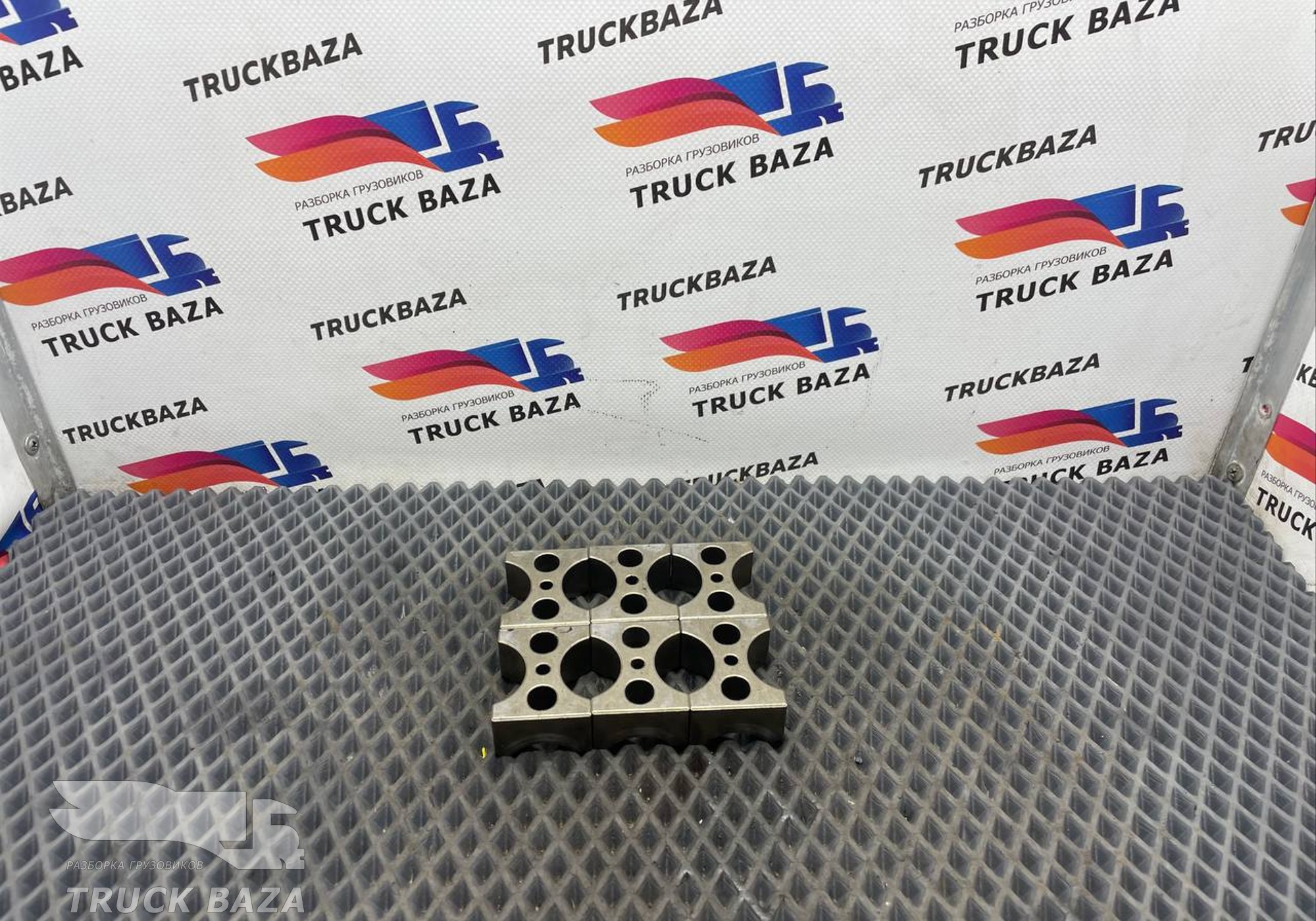 51042020136 Кронштейн вала рокеров (комплект) для Man TGX II (с 2012)