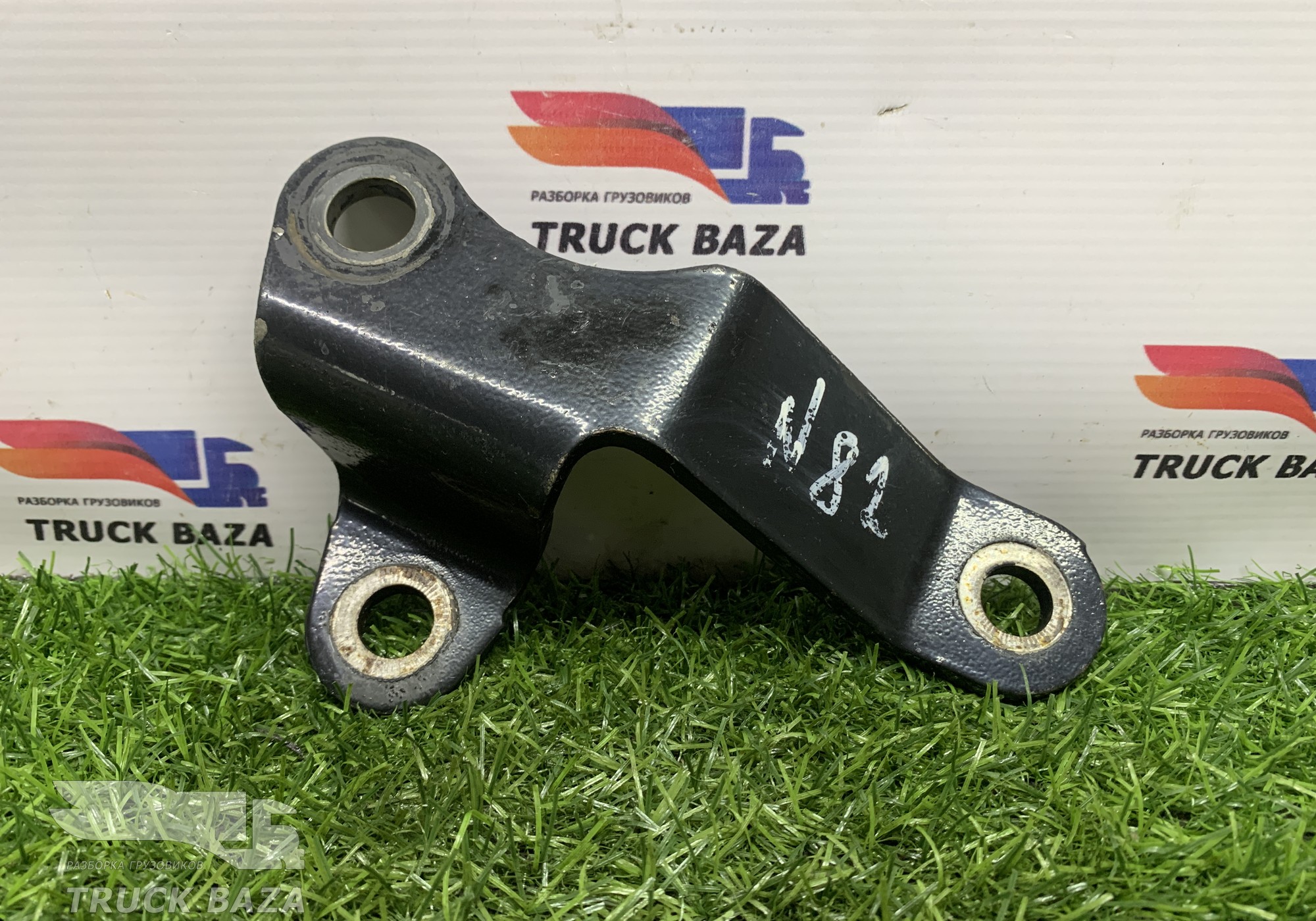 81437400210 Кронштейн стойки стабилизатора правый