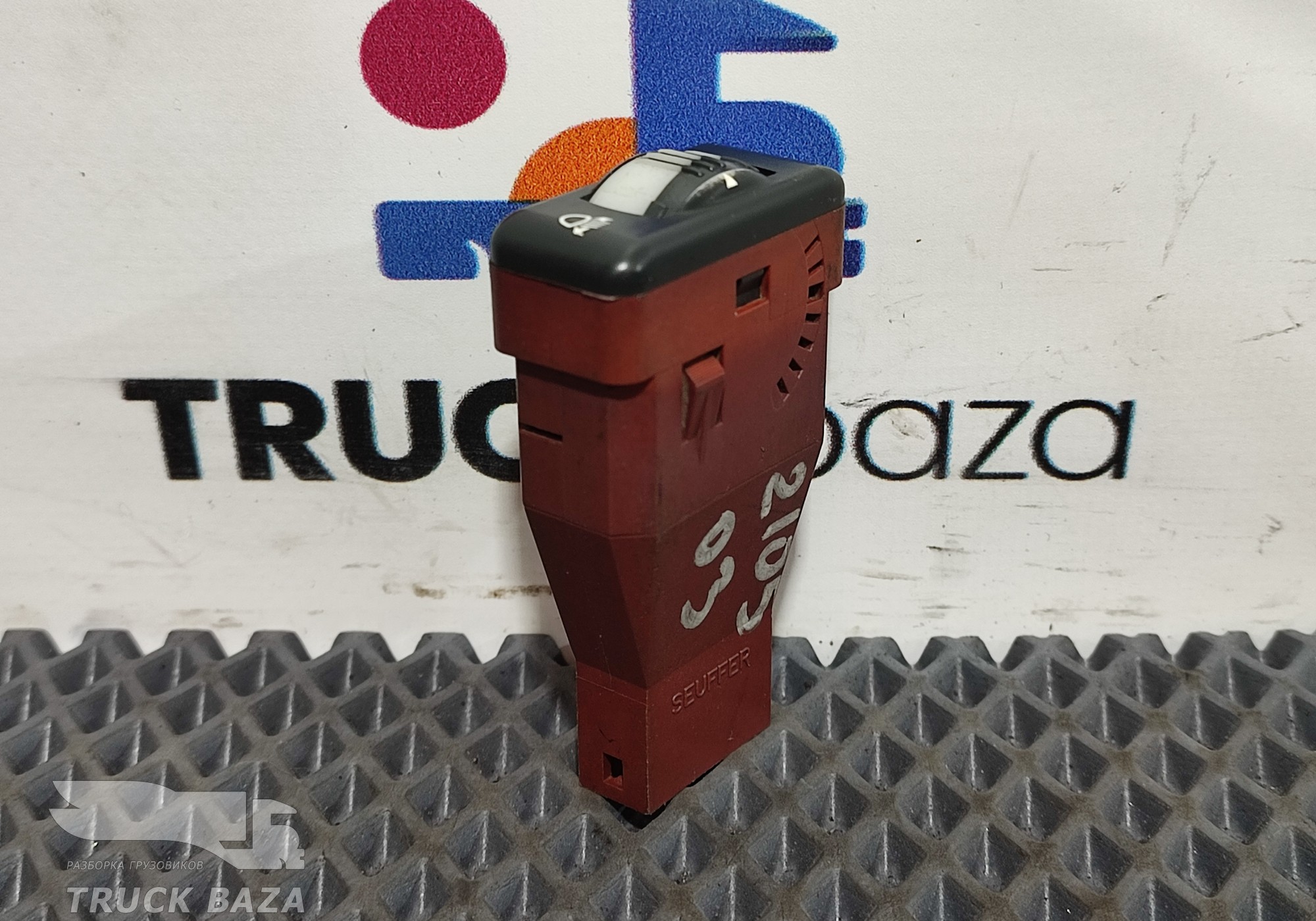 81259070332 Кнопка корректора фар