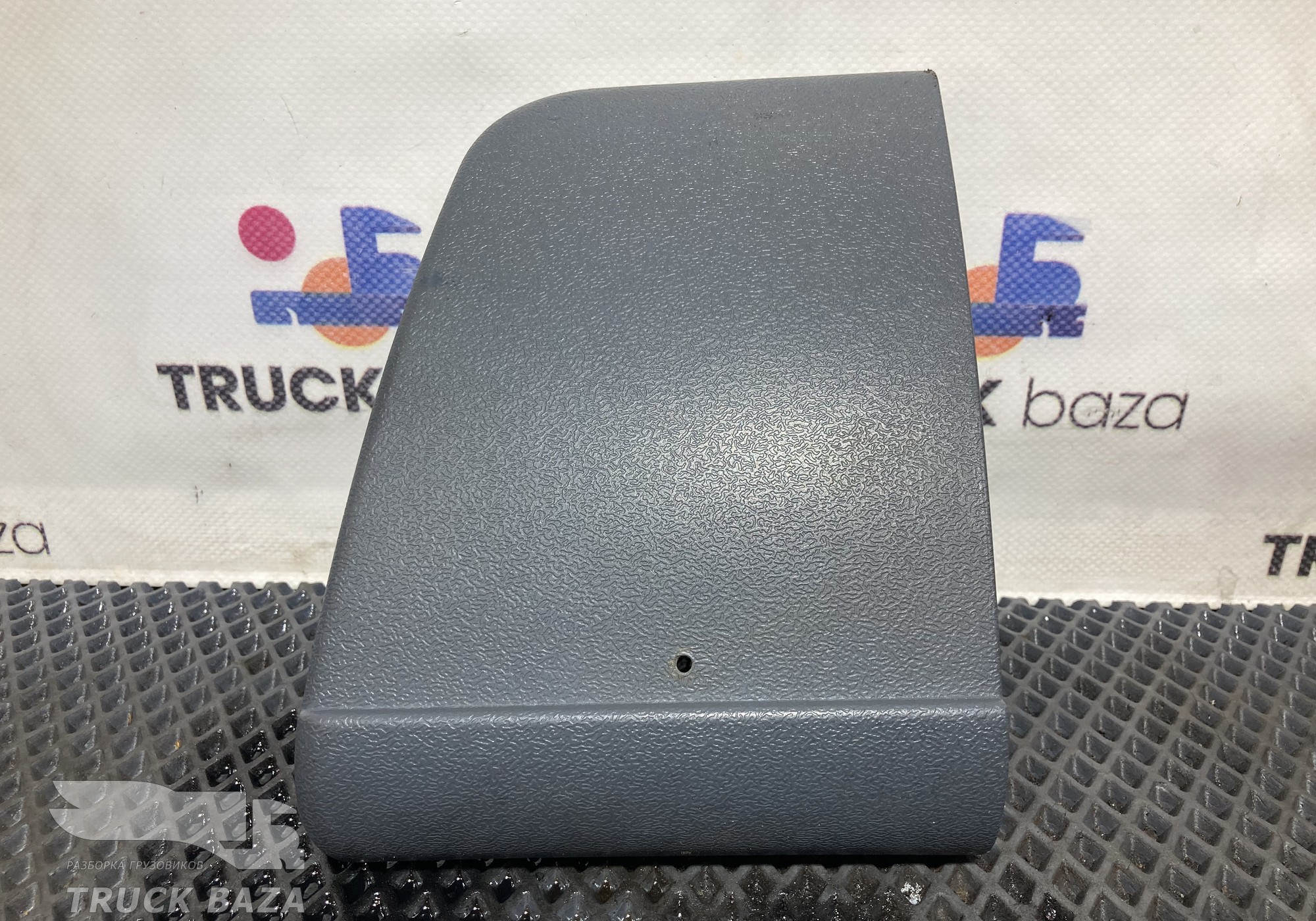 1473030 Накладка торпедо левая