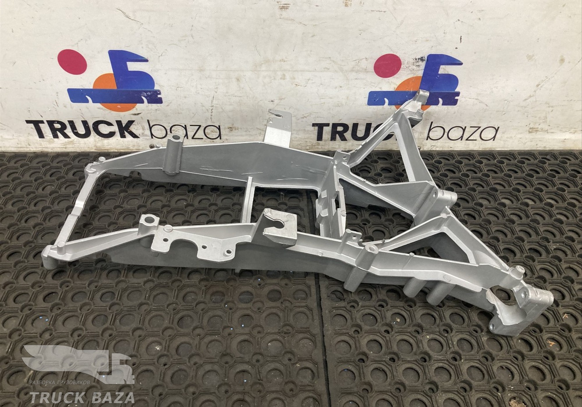 1396937 Кронштейн фары правый