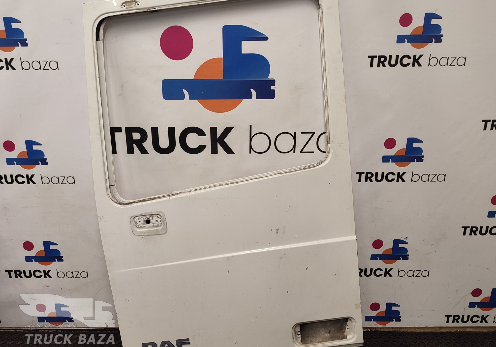 1676218 Дверь левая каркасом