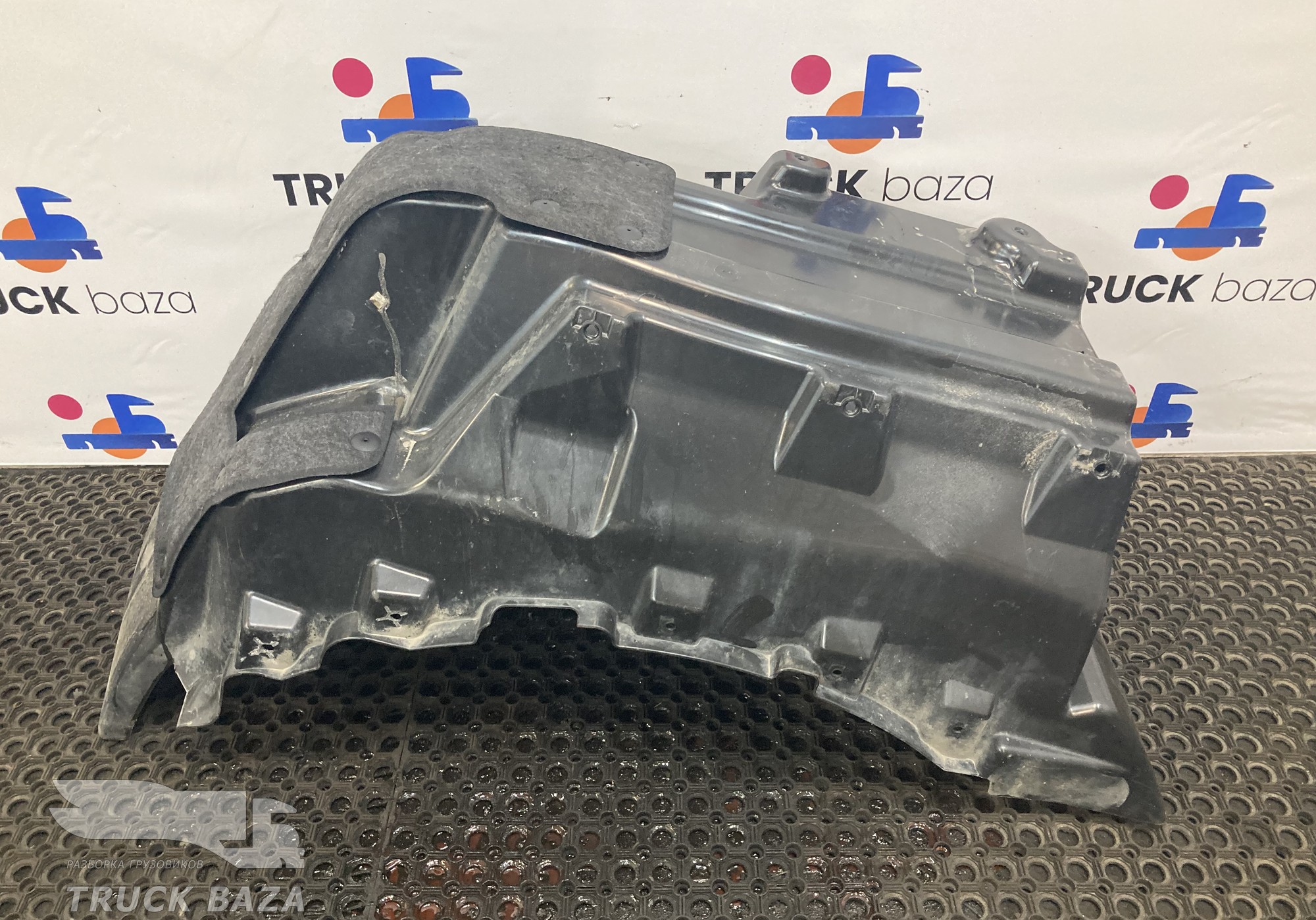 81612300335 Подкрылок левый для Man TGX TG3 (с 2020)