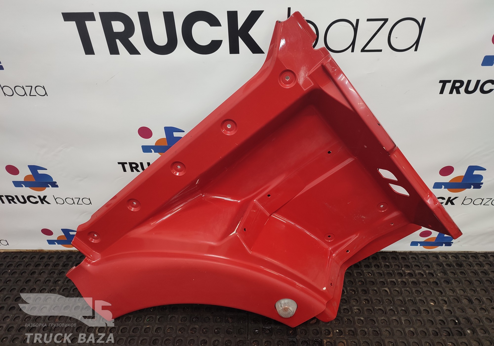 81615100922 Корпус подножек правый