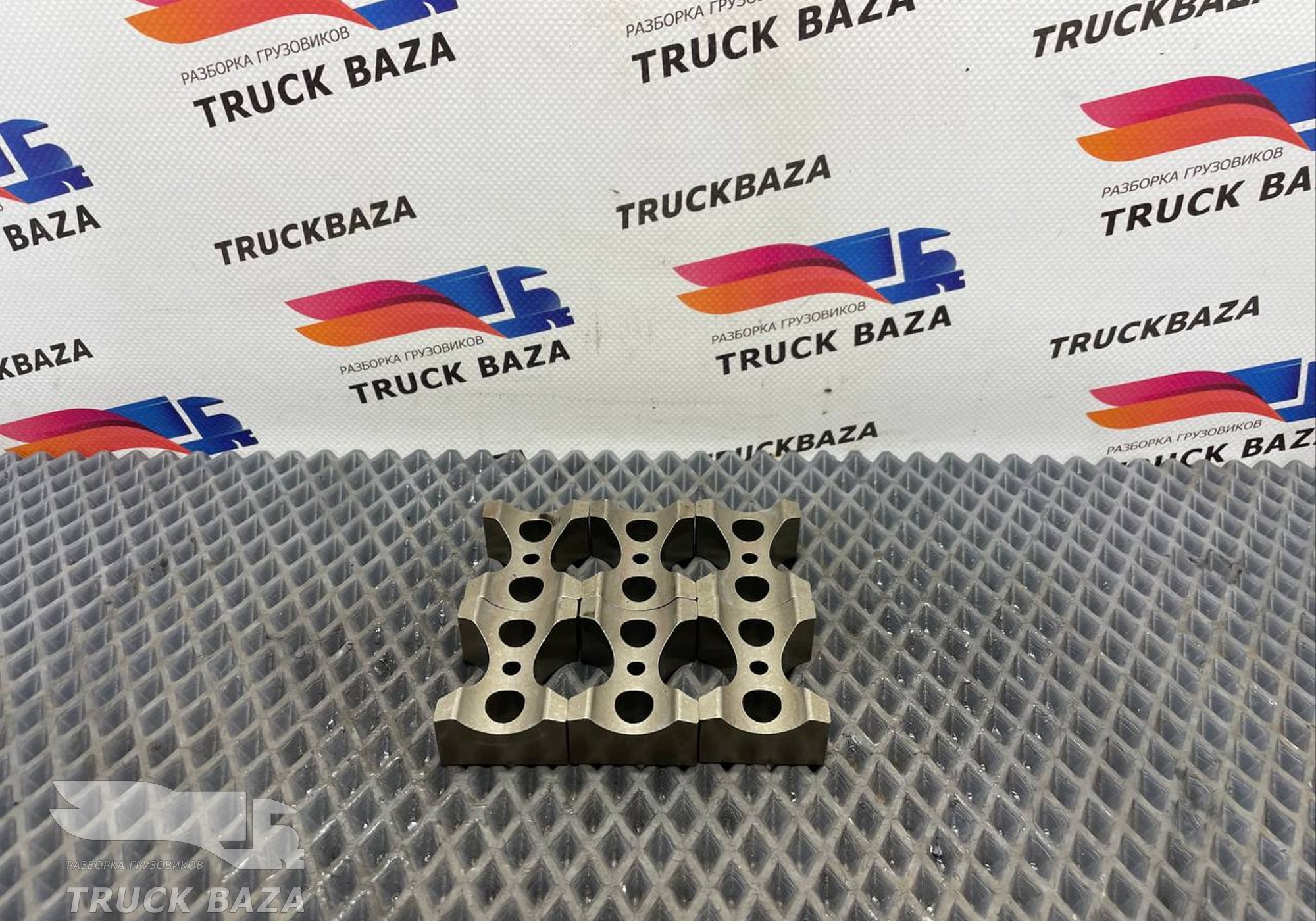 51042020136 Кронштейн вала рокеров (комплект) для Man TGX TG3 (с 2020)