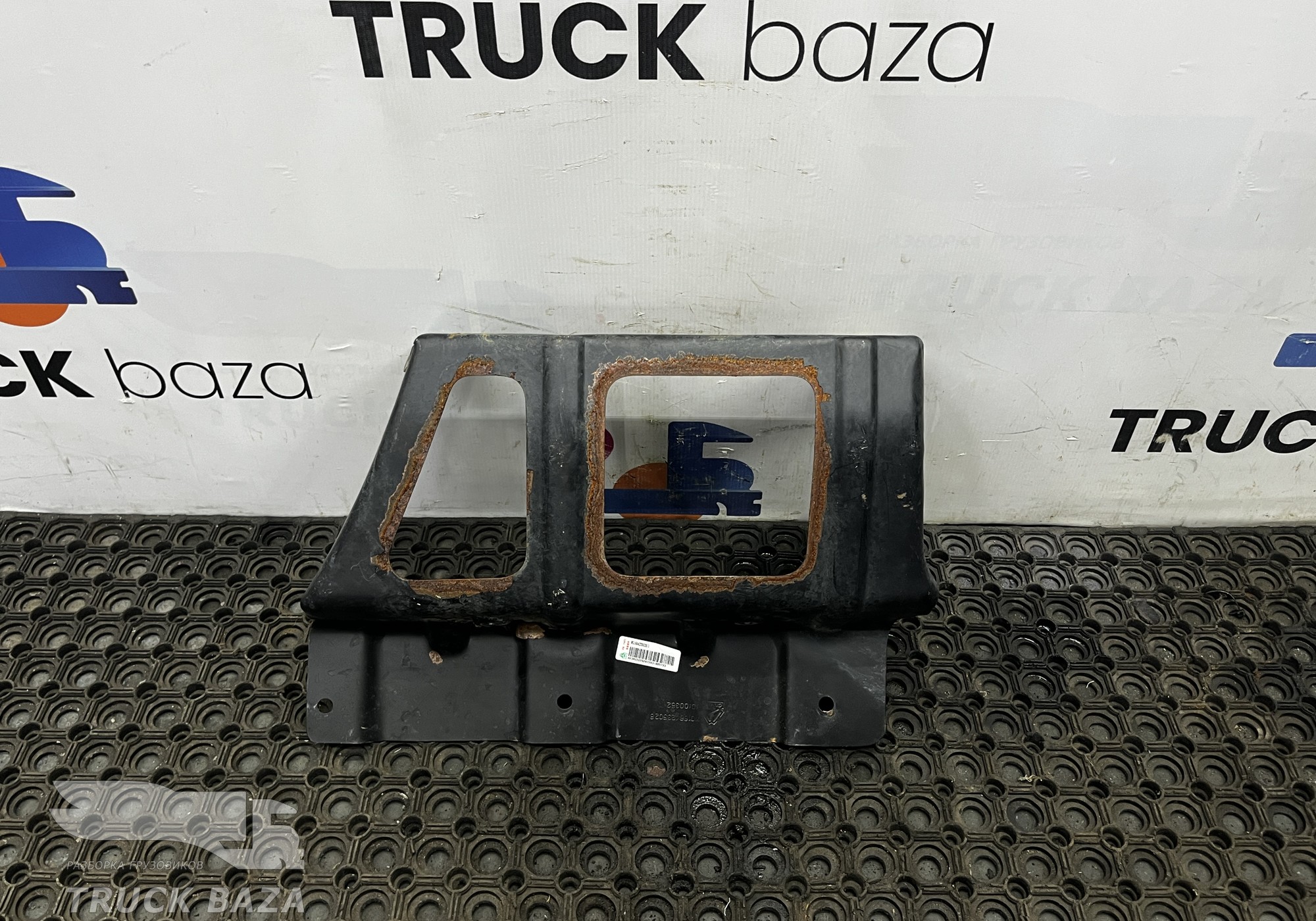 WG1664235028 Кронштейн подножки правой для Sinotruk Howo T5G