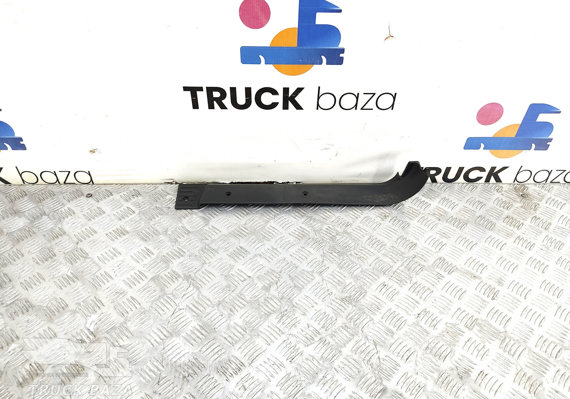 81615100756 Накладка порога задняя правая