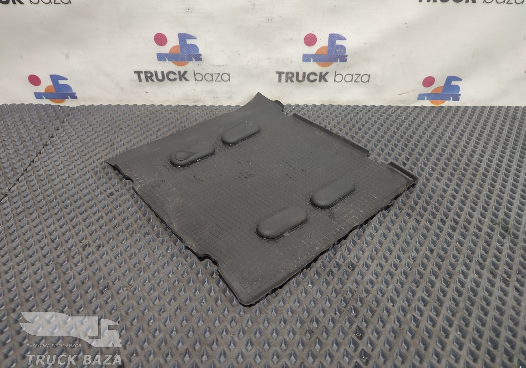 1366290 Коврик на торпедо