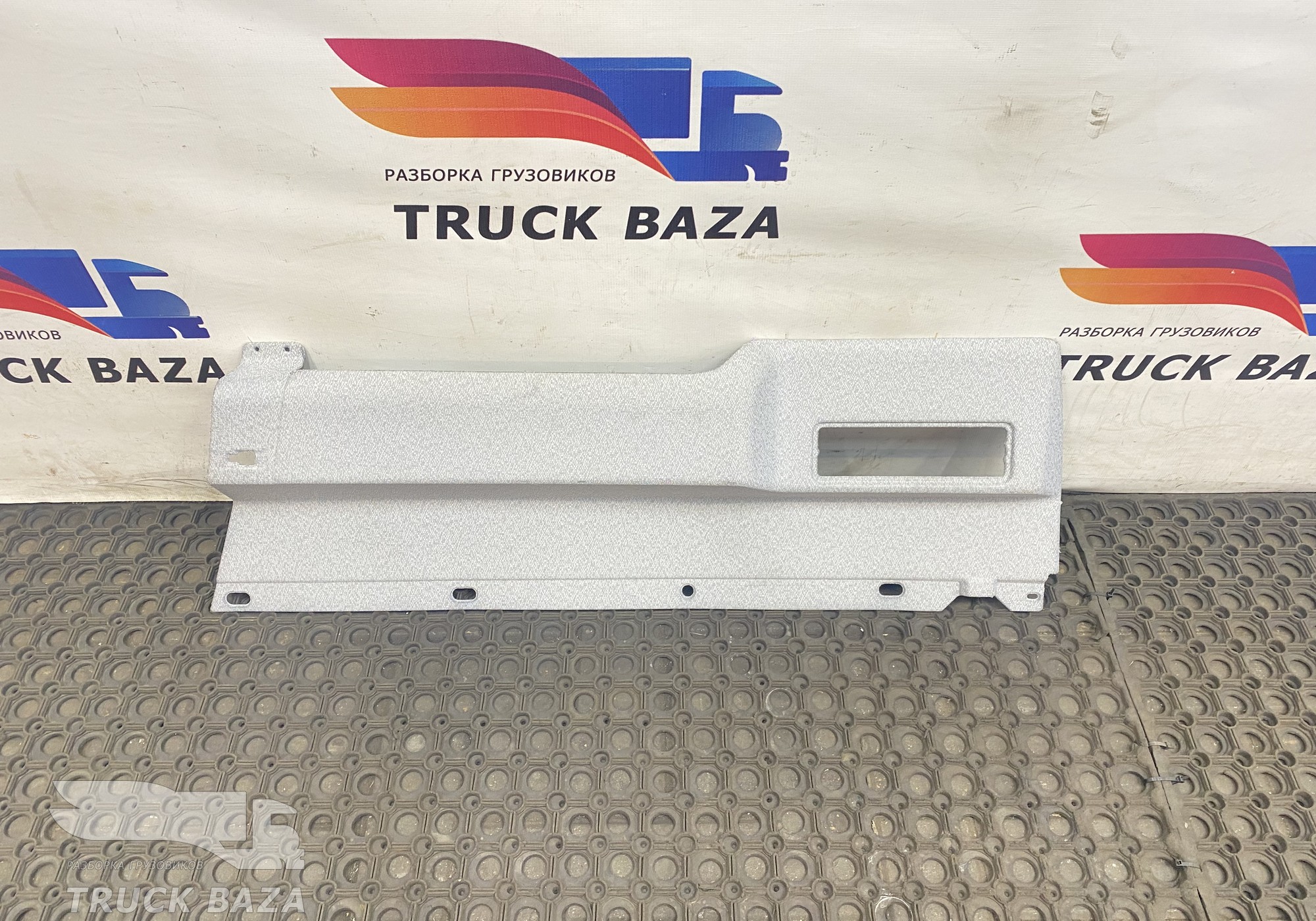 81629300132 Обшивка салона правая