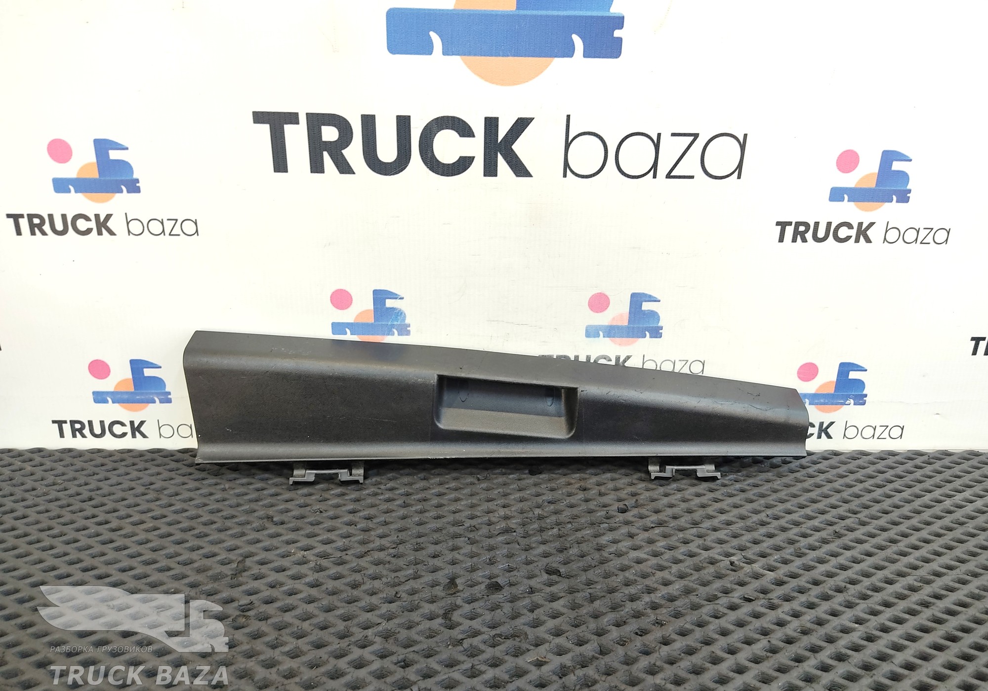 81614460043 Накладка крышки блока предохранителей