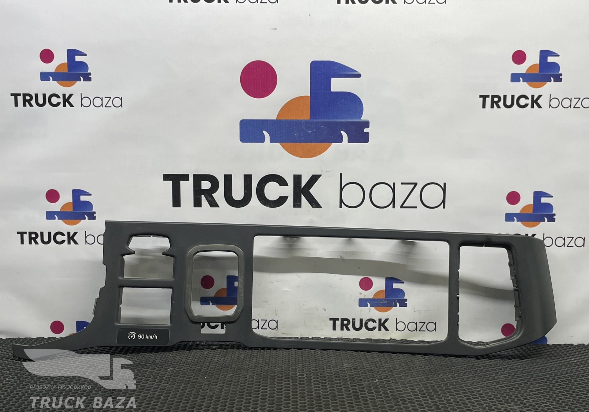 2084616 Накладка на торпедо для Scania