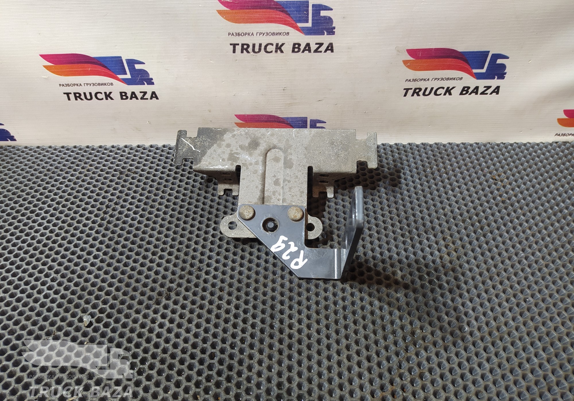21252110 Кронштейн трубок воздушных для Volvo