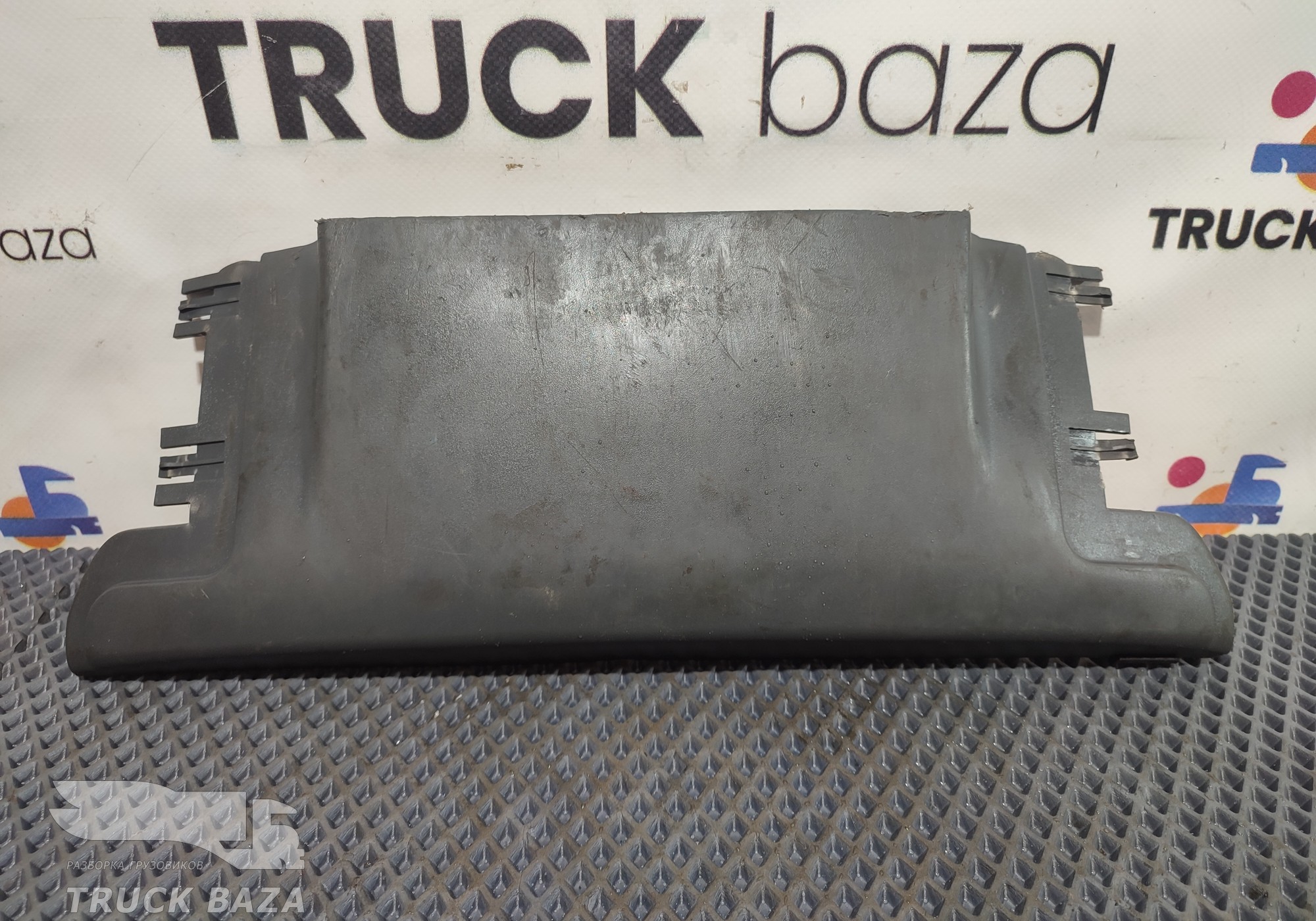 81623966022 Накладка водительского сиденья задняя