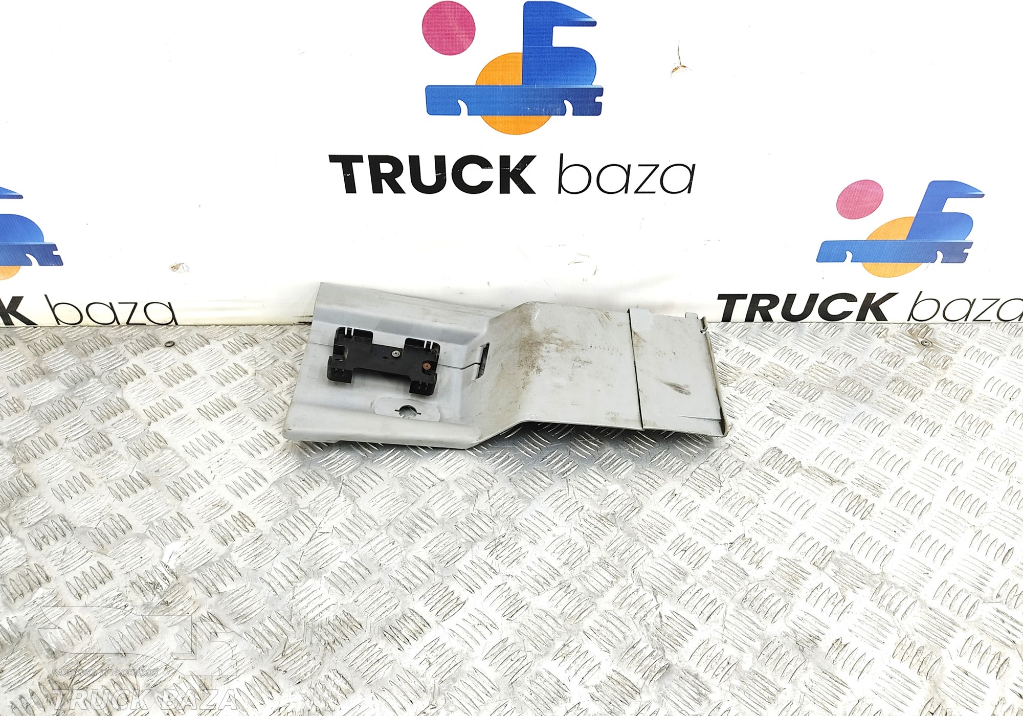 81625710083 Накладка под ремень левая