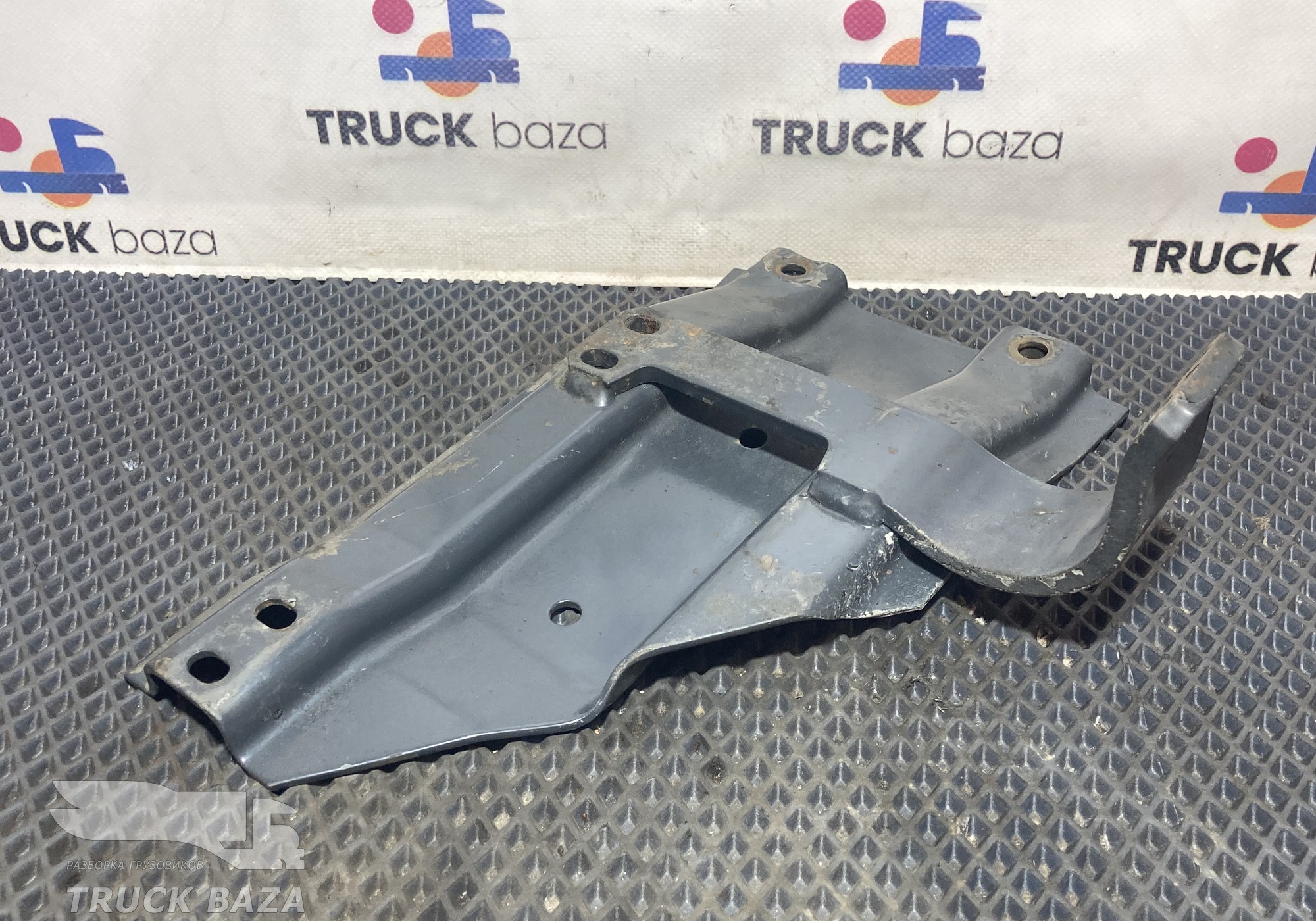 2168626 Кронштейн спойлера левый