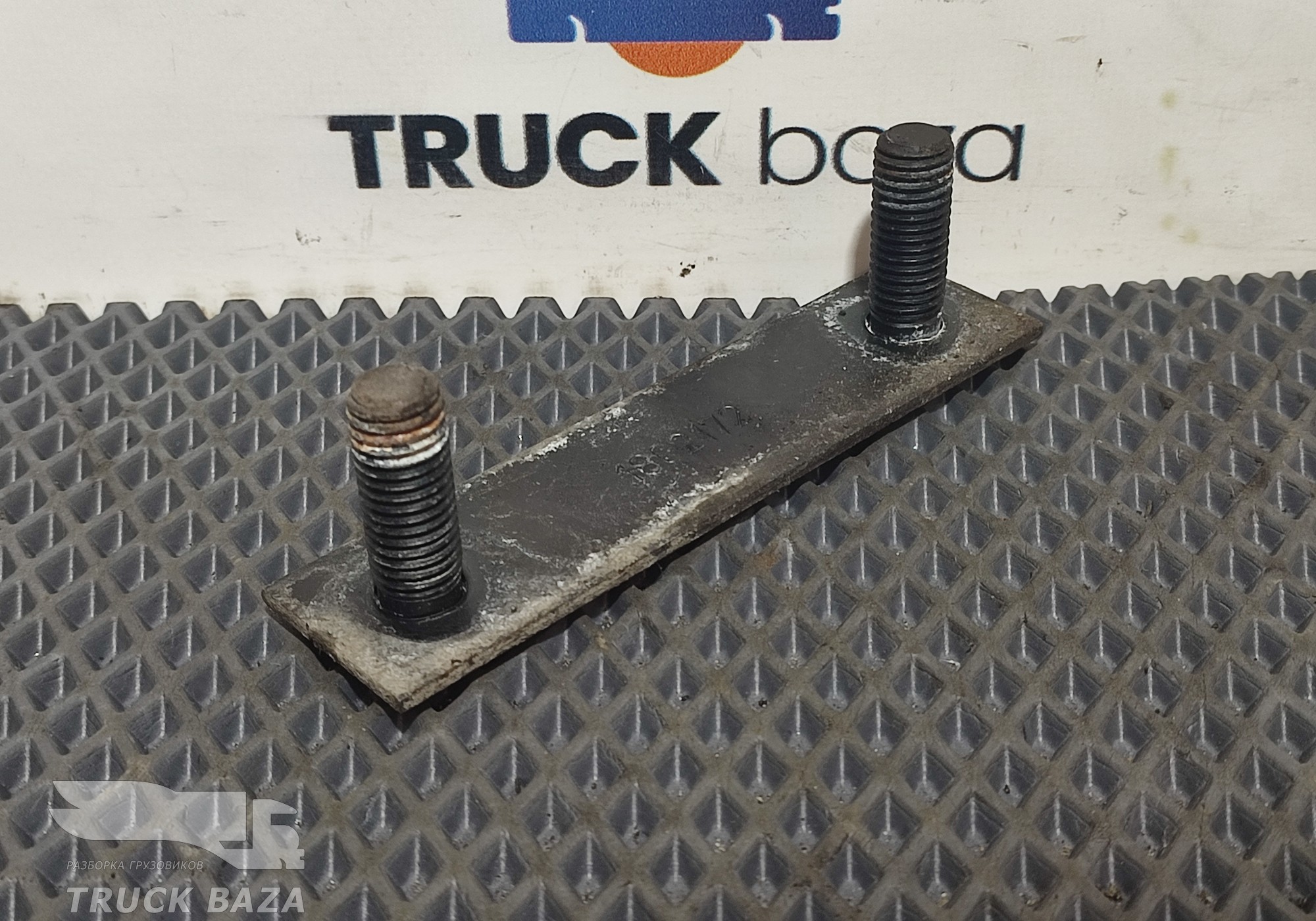 1802172 Кронштейн траверсы передней