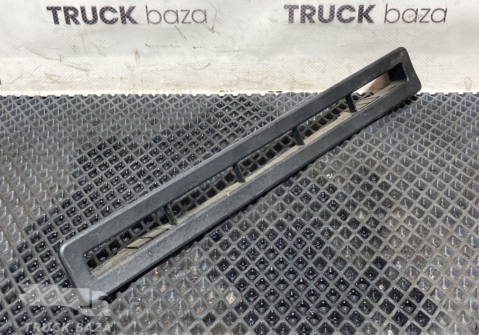 9608360118 Решетка вентиляционная для КАМАЗ 54901