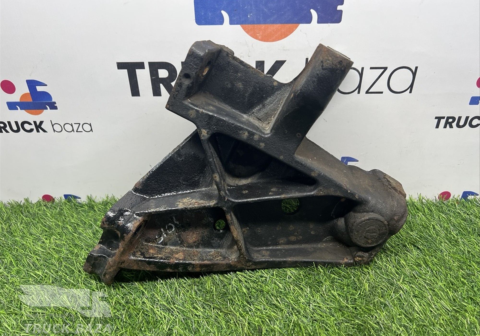 1431601 Кронштейн переднего бампера левый