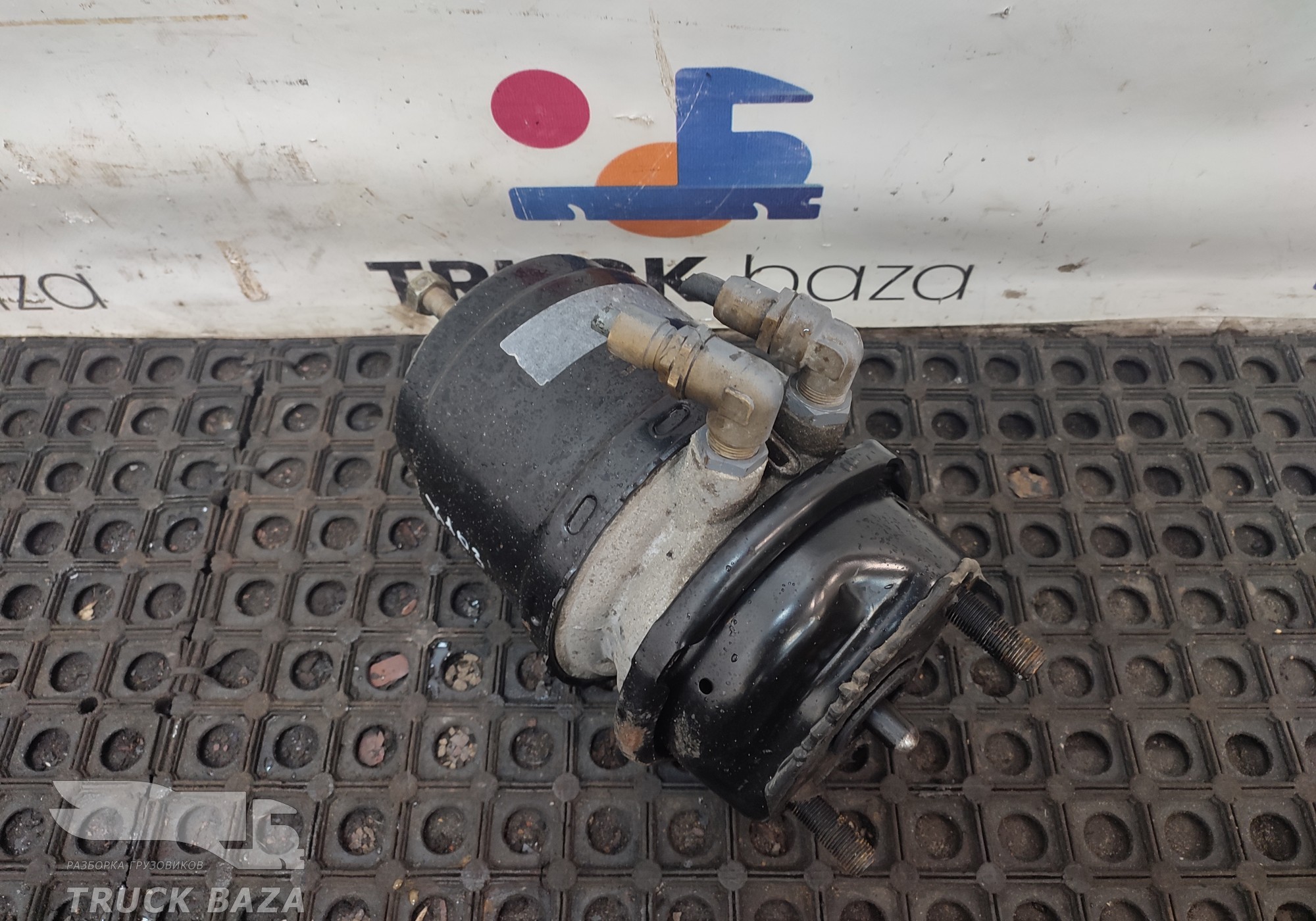 1686001 Энергоаккумулятор тормозной задний