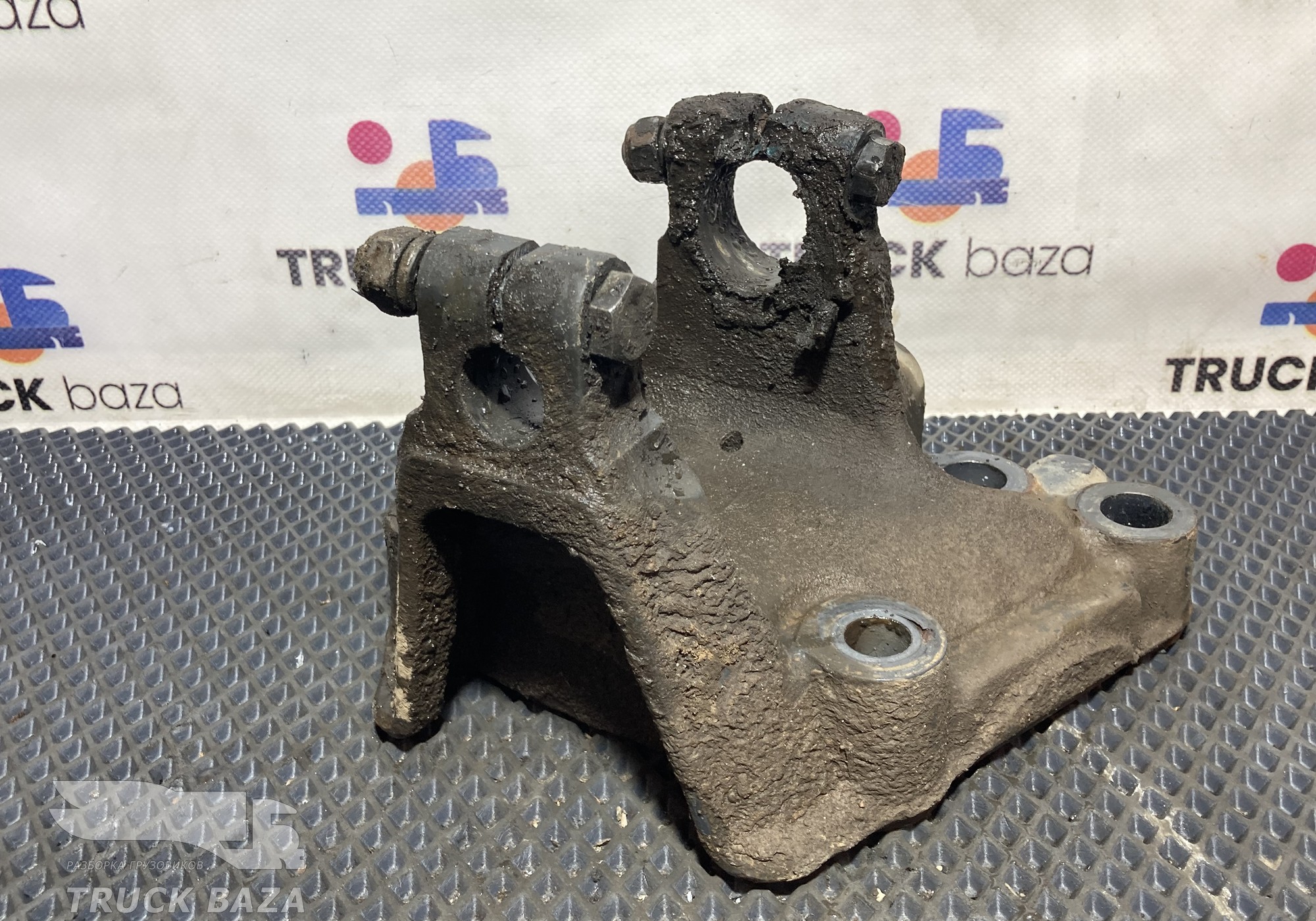 1785815 Кронштейн передней рессоры правый