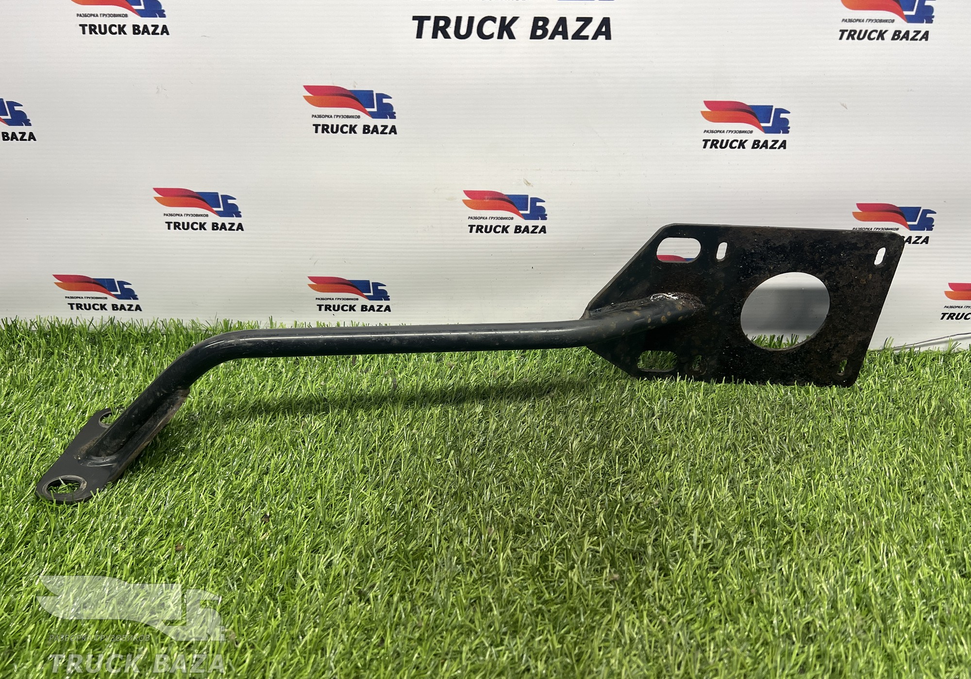 81612435372 Кронштейн крыла переднего правого