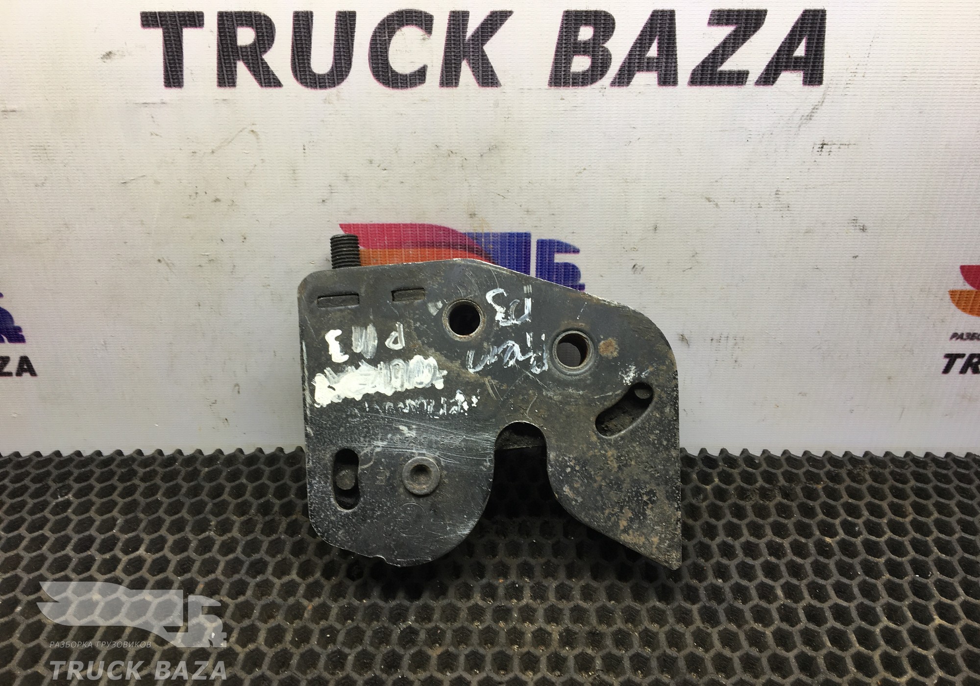 20815665 Замок кабины